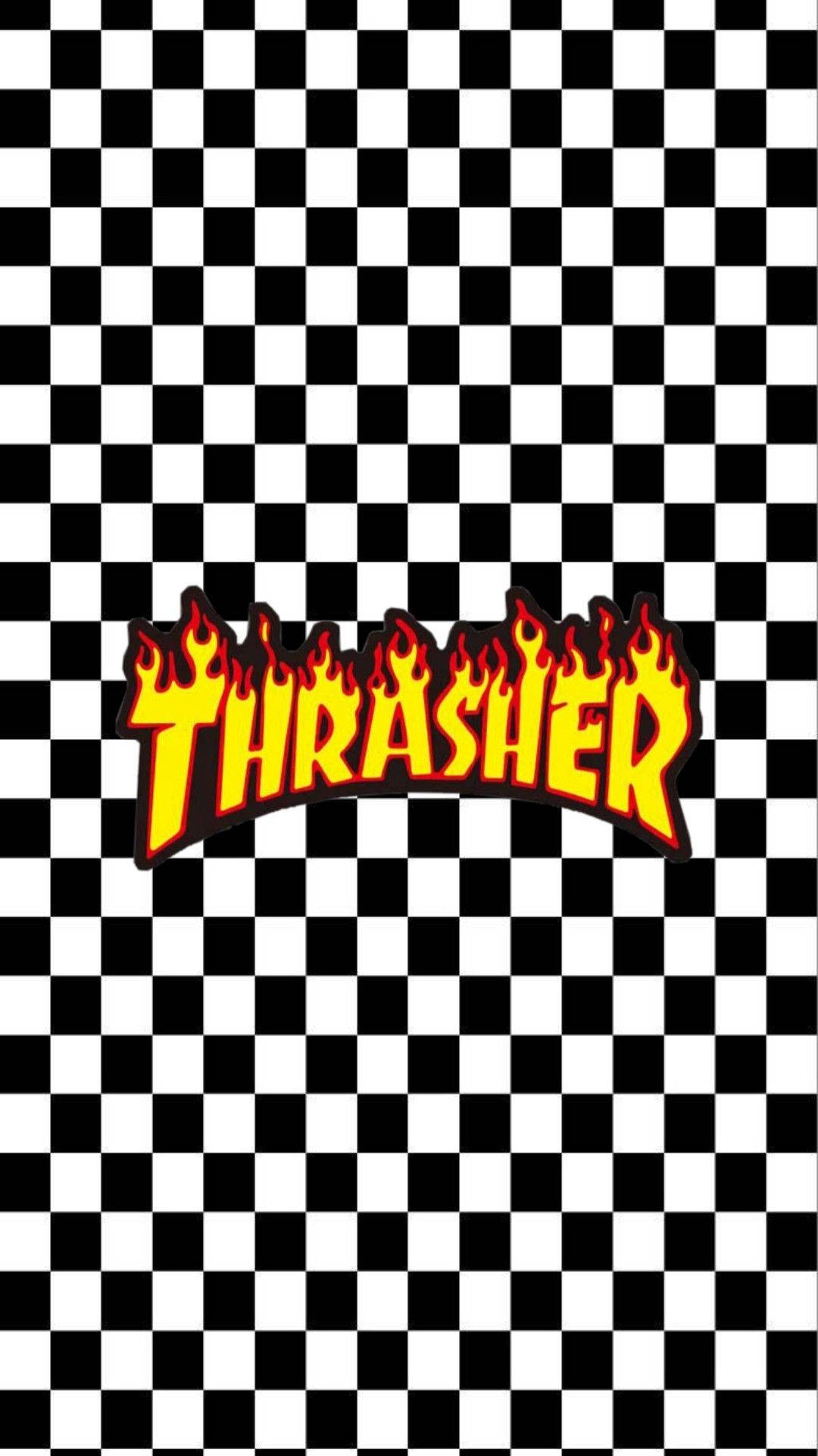 Thrasher 桌布 壁紙 — 大膽的Thrasher標誌，帶有火黃色字母和黑色輪廓，居中在鮮明的黑白棋盤格背景上。