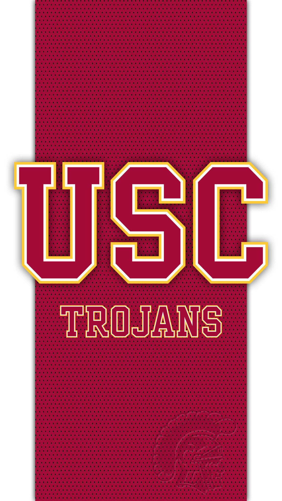 Usc 桌布 壁紙 — 大膽的USC Trojans字母，以栗色和金色呈現，印在有紋理的運動球衣布料上，帶有微弱的Trojan頭盔標誌。