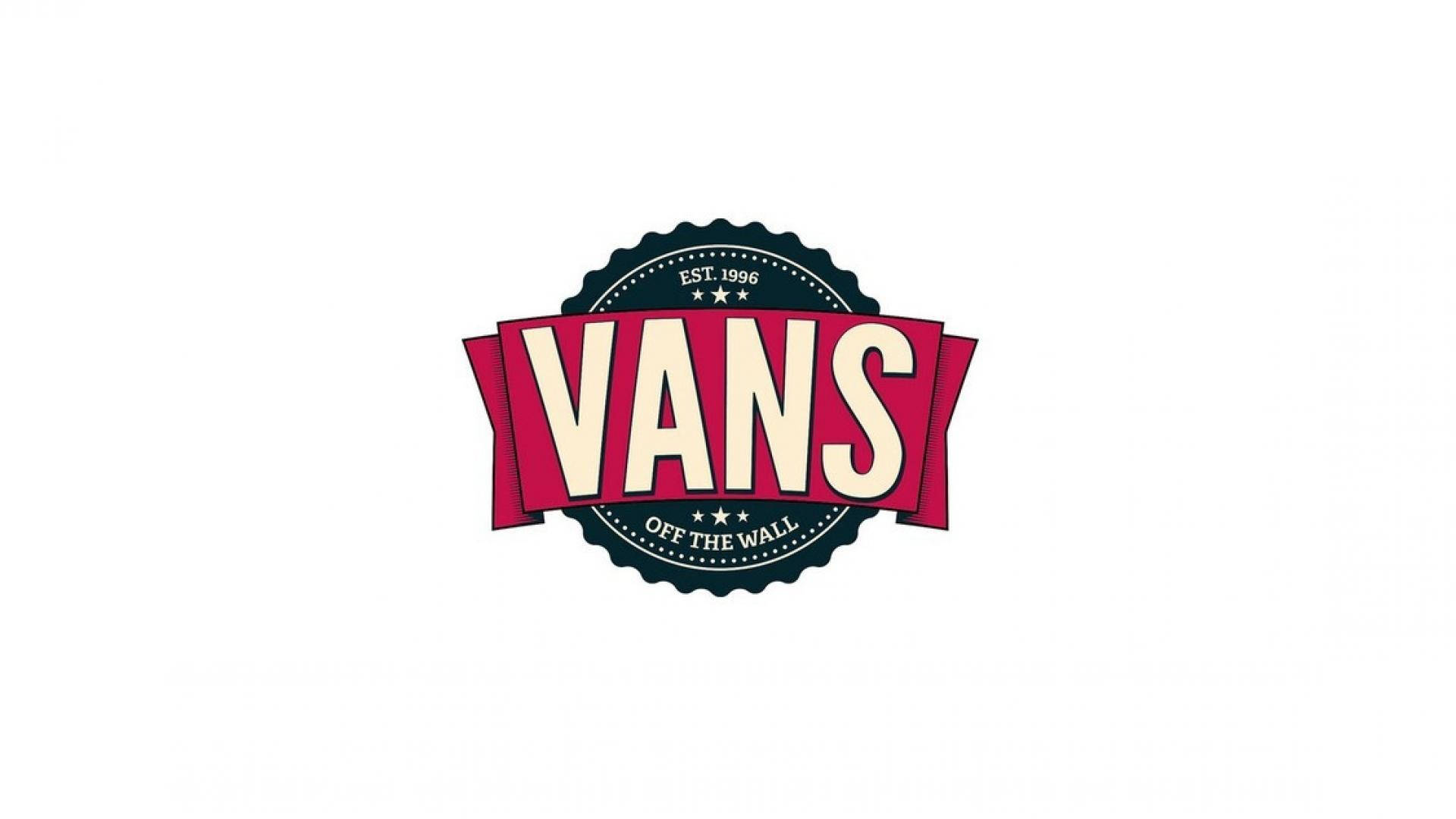 Vans Off The Wall 桌布 壁紙 — 大膽的Vans標誌，帶有紅色絲帶和黑色印章，背景為純白色。