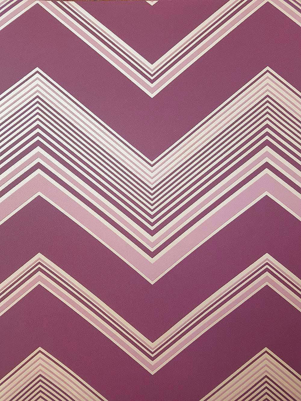 Cute Chevron 桌布 壁紙 — 大膽的V形圖案以紫紅色和奶油色條紋層疊，營造出動感的幾何壁紙設計。