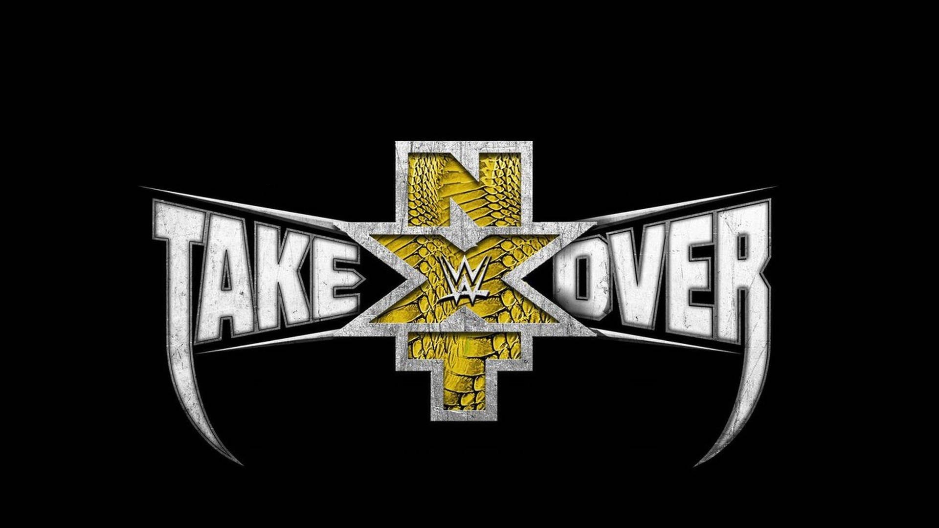 nxt 桌布 壁紙 — 大膽的WWE TakeOver標誌，帶有金屬銀色和金色龍鱗紋理，襯以純黑背景。