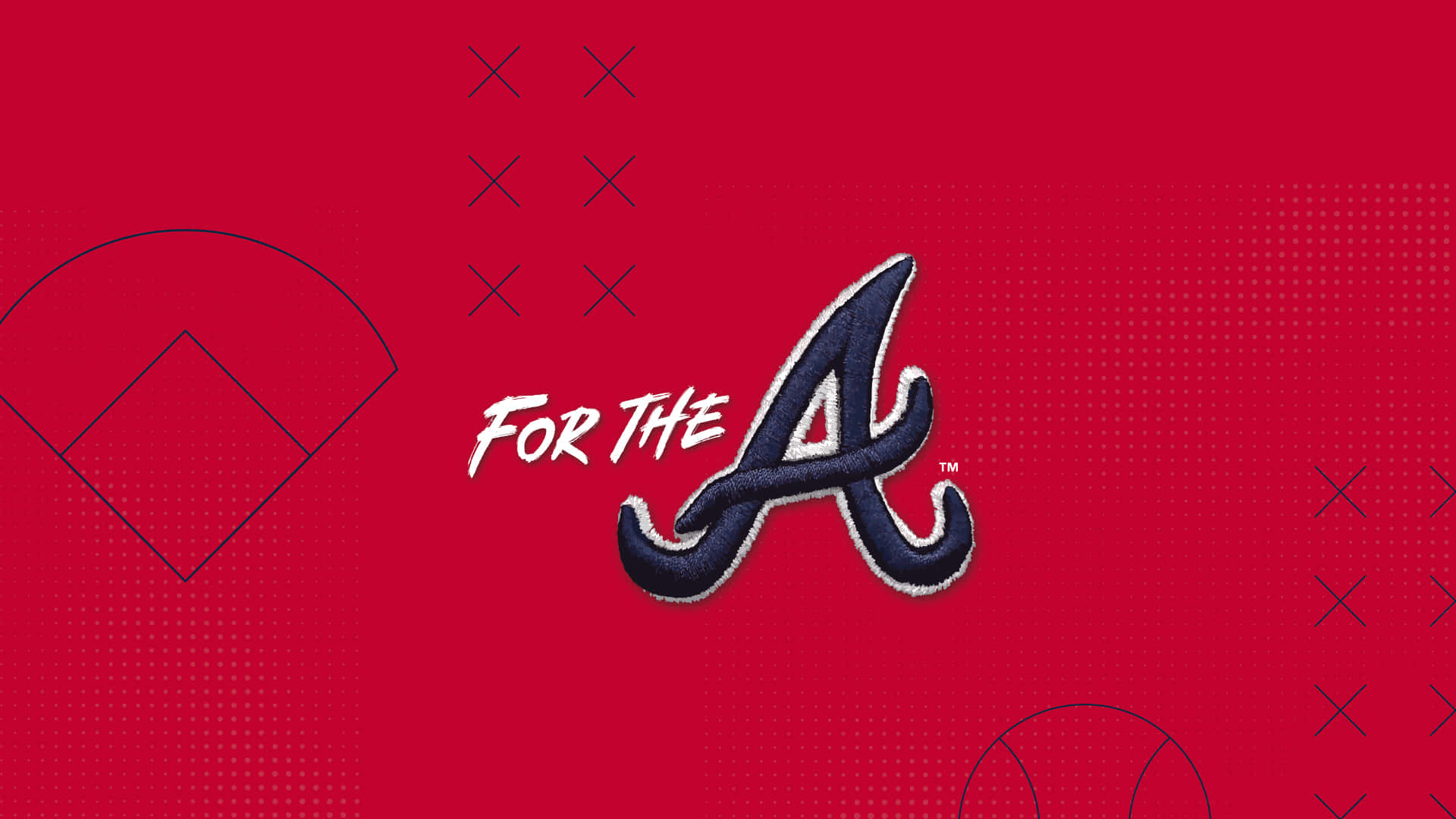 Atlanta Braves Desktop 桌布 壁紙 — 大膽的亞特蘭大勇士隊標誌，海軍藍配白色邊框，置於鮮紅色背景中央，帶有微妙的棒球場輪廓和交叉陰影圖案。