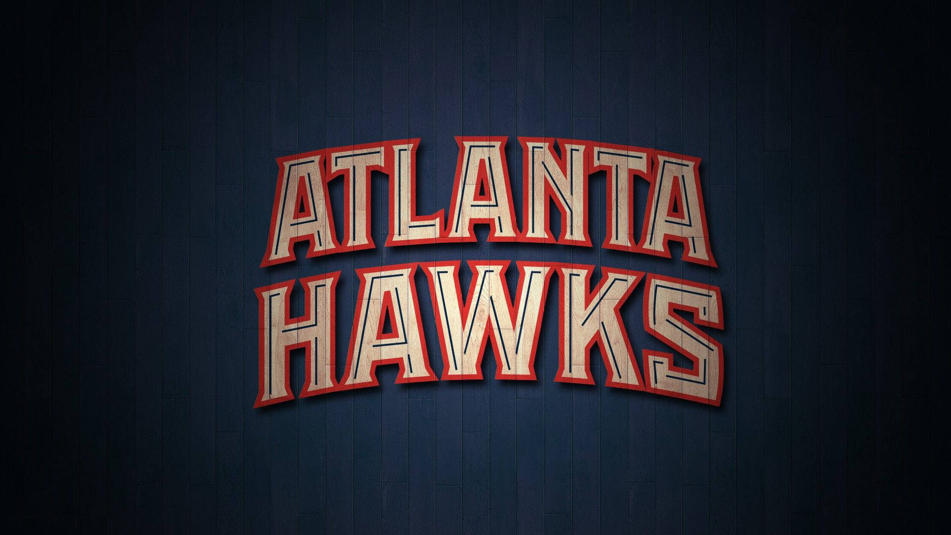 Hawks 桌布 壁紙 — 大膽的亞特蘭大老鷹隊標誌，紅白字體，安裝在深藍色木牆上。