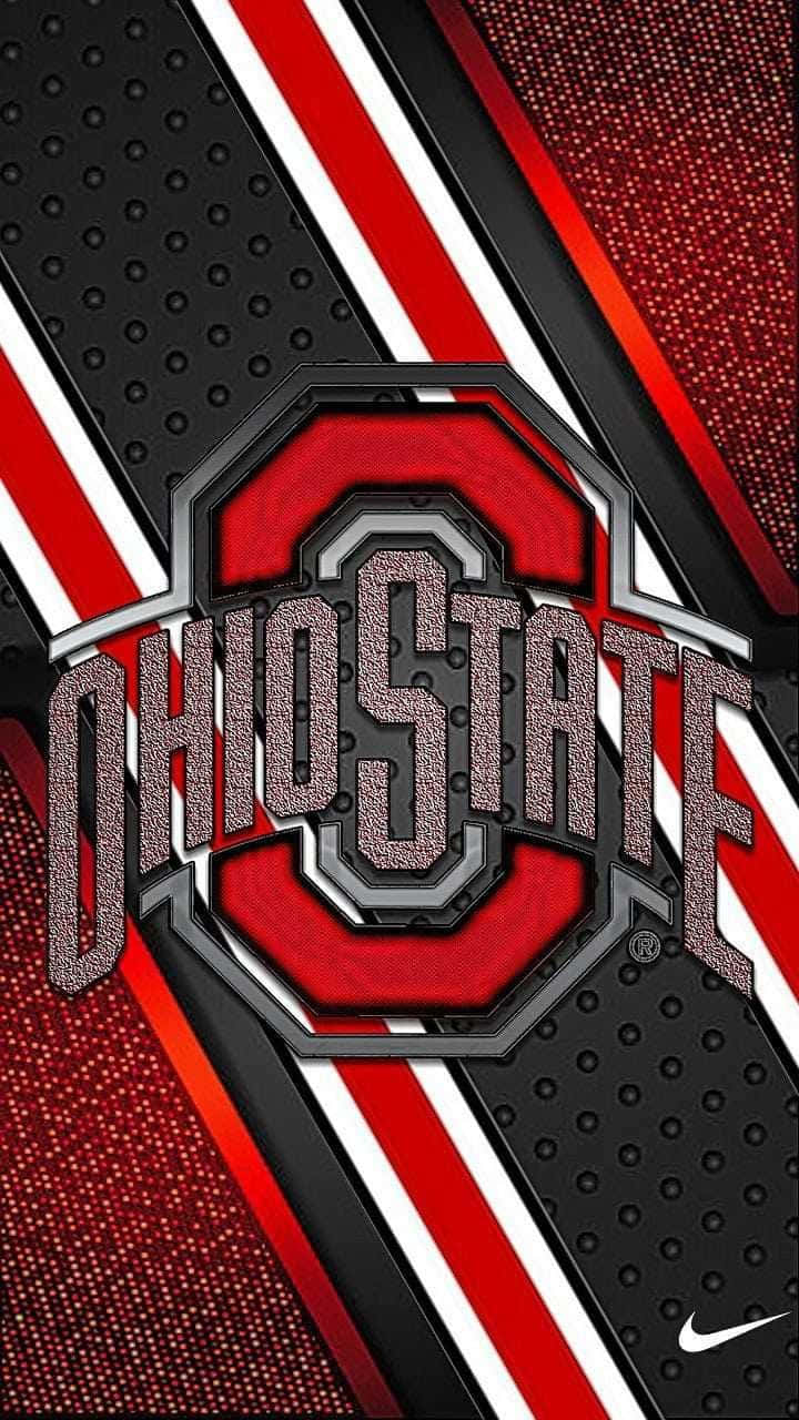 Ohio State iPhone 桌布 壁紙 — 大膽的俄亥俄州立大學標誌，採用紅黑配色，帶有金屬質感和斜紋條紋，背景有紋理。