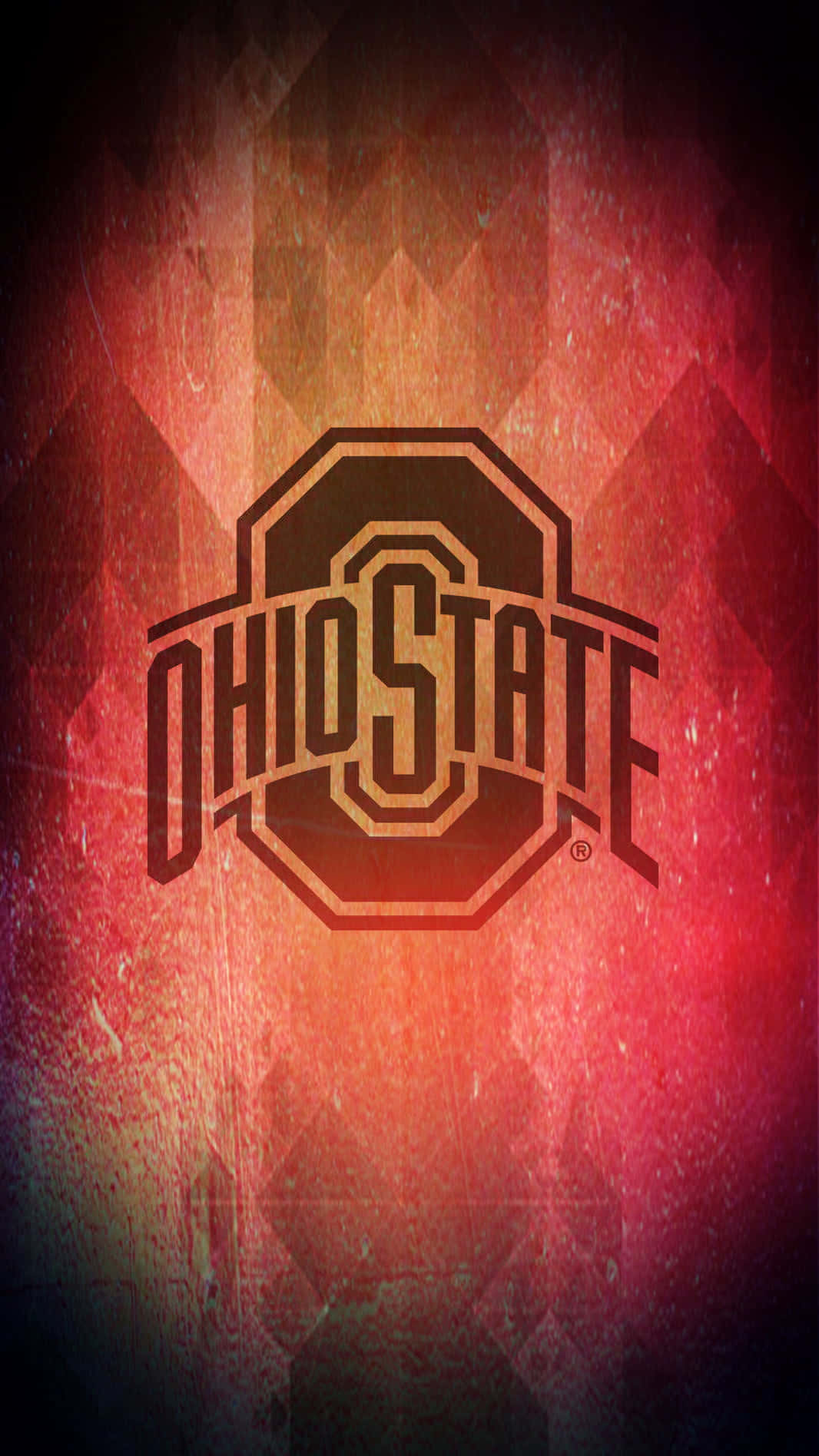 Ohio State Logo 桌布 壁紙 — 大膽的俄亥俄州立大學標誌居中在帶有紋理的紅橙色幾何背景上，並帶有暗色暈影邊緣。