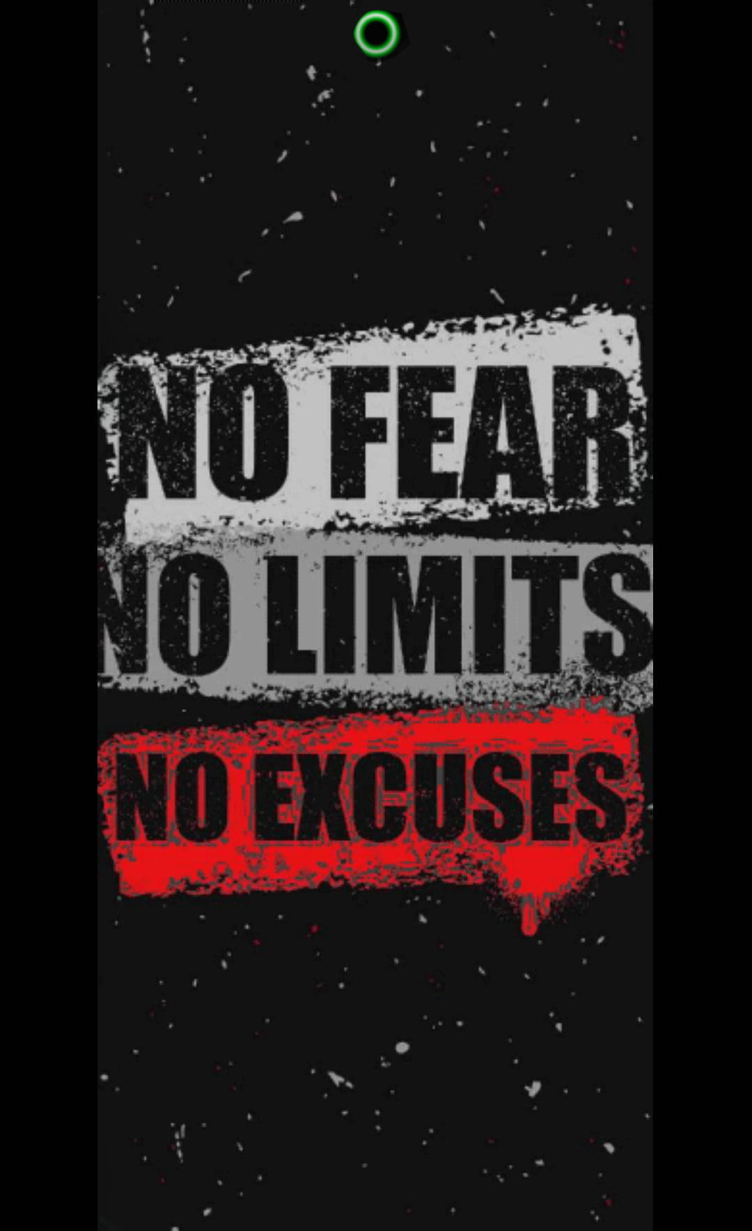 Motivation 桌布 壁紙 — 大膽的勵志文字 no fear no limits no excuses 以磨損的黑、紅、白色呈現於斑點黑色背景上。