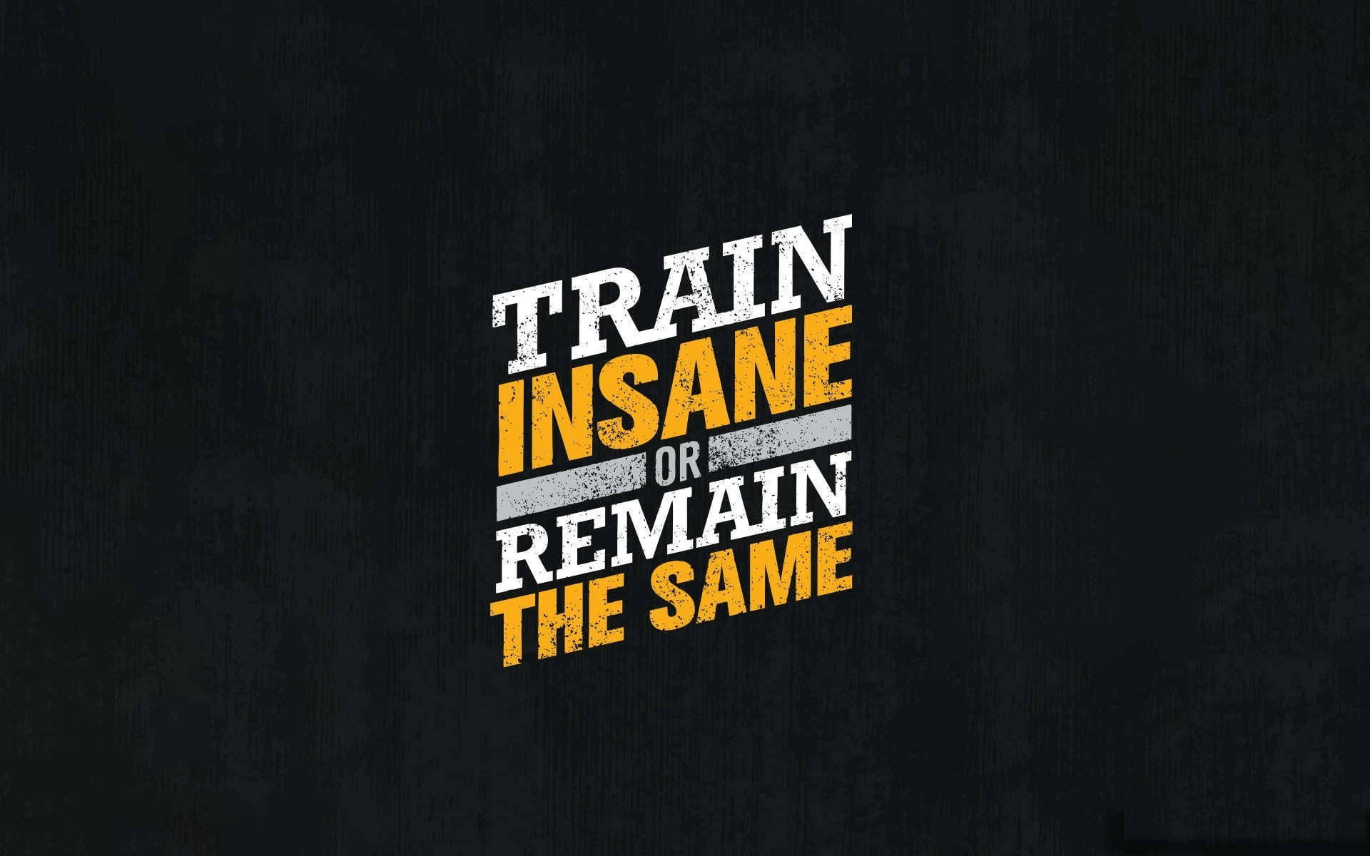 黑色 桌布 壁紙 — 大膽的勵志文字 train insane or remain the same，白色和黃色，在深色紋理背景上。