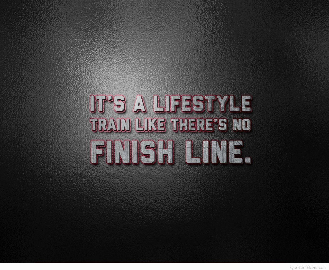 Fitness 桌布 壁紙 — 大膽的勵志文字寫著「IT'S A LIFESTYLE TRAIN LIKE THERE'S NO FINISH LINE」，以金屬字體呈現在有紋理的黑色皮革背景上。