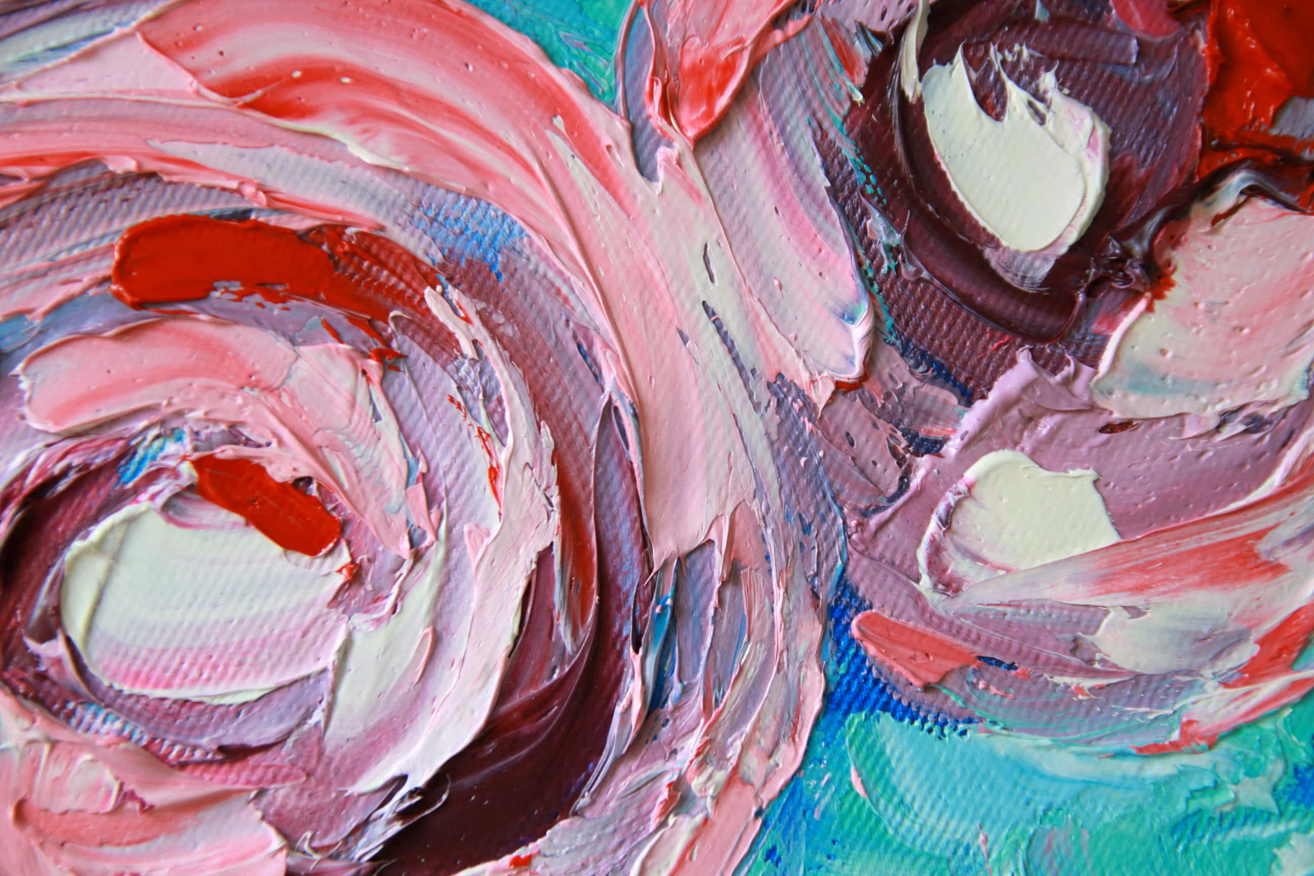 Abstract Rose 桌布 壁紙 — 大膽的厚粉紅色、紅色和藍綠色顏料漩渦在畫布上創造出有紋理的抽象玫瑰。