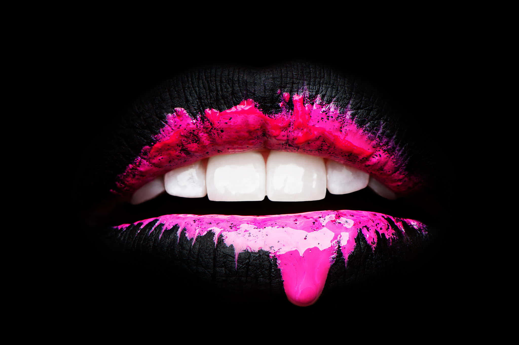 Pink Lips 桌布 壁紙 — 大膽的嘴唇塗上鮮豔的粉紅色顏料，在純黑色背景上形成引人注目且前衛的視覺效果。