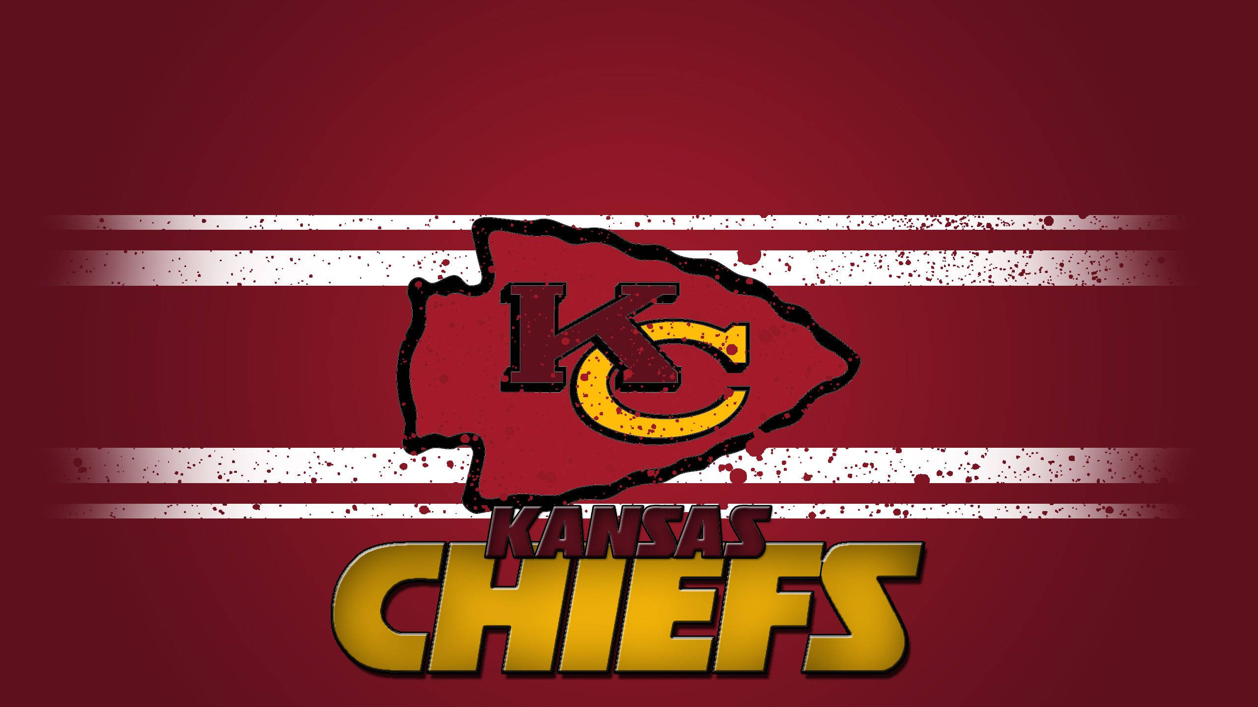 Kc Chiefs 桌布 壁紙 — 大膽的堪薩斯城酋長隊標誌，紅色和金色，帶有磨損的白色條紋，背景為深紅色。