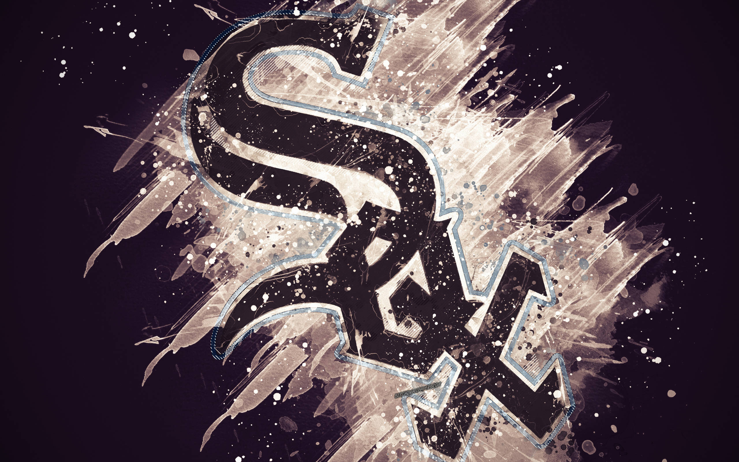 Chicago White Sox 桌布 壁紙 — 大膽的塗鴉風格字體在深紫色背景上爆發出白色和米色的飛濺效果。