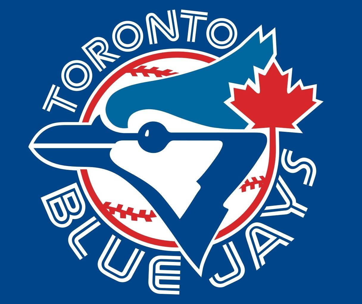 Jays 桌布 壁紙 — 大膽的多倫多藍鳥隊標誌，以藍鳥頭、紅色楓葉和棒球縫線為特色，背景為純藍色。