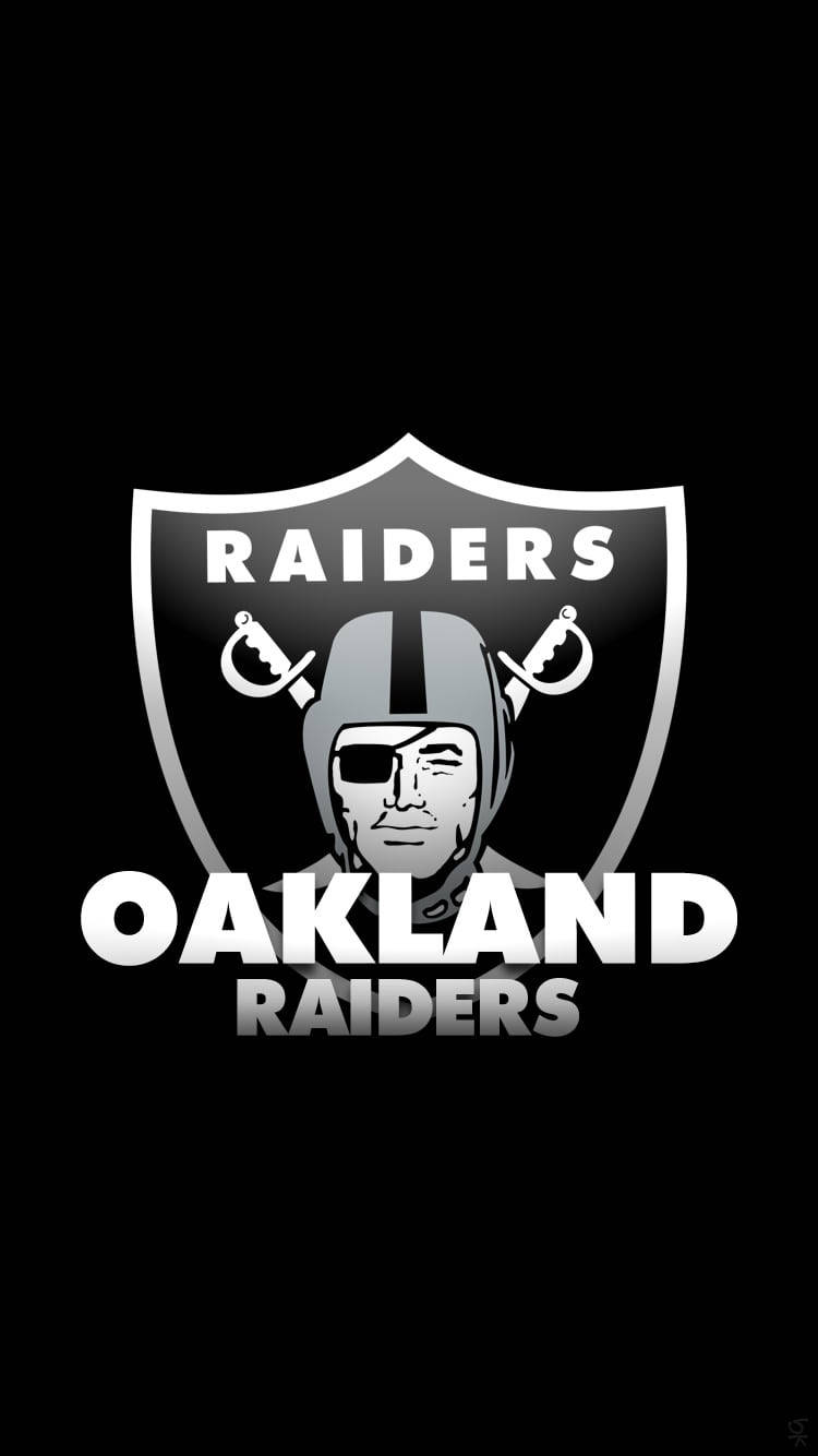 NFL 桌布 壁紙 — 大膽的奧克蘭突襲者隊標誌，戴頭盔的戰士和交叉的劍在黑色背景上。