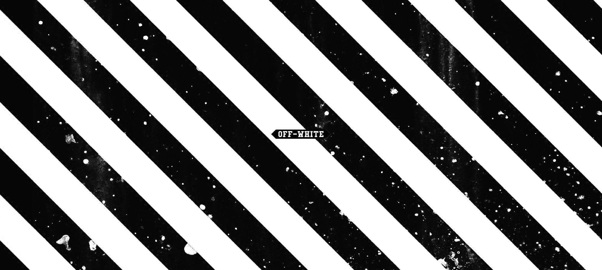 Off White Logo 桌布 壁紙 — 大膽的對角黑白條紋，帶有斑點紋理和居中的米白色標誌。