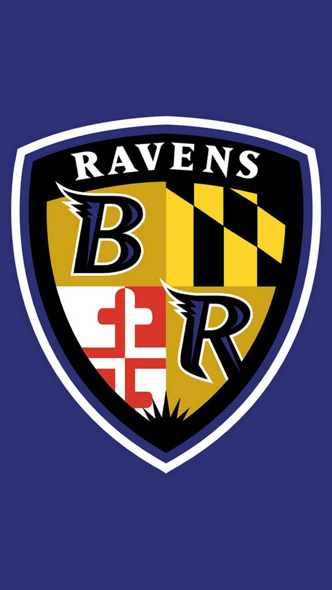 Ravens 桌布 壁紙 — 大膽的巴爾的摩烏鴉隊NFL標誌盾牌，採用黑色、黃色和紅色的紋章設計，置於深藍色背景上。