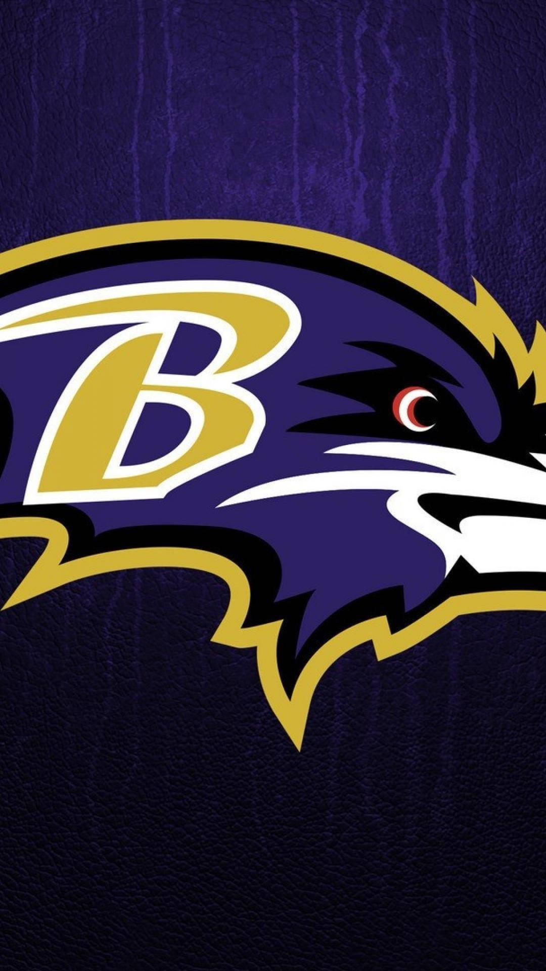 Baltimore Ravens iPhone 桌布 壁紙 — 大膽的巴爾的摩烏鴉隊標誌，金色和紫色的鷹頭，位於紋理深紫色背景上。