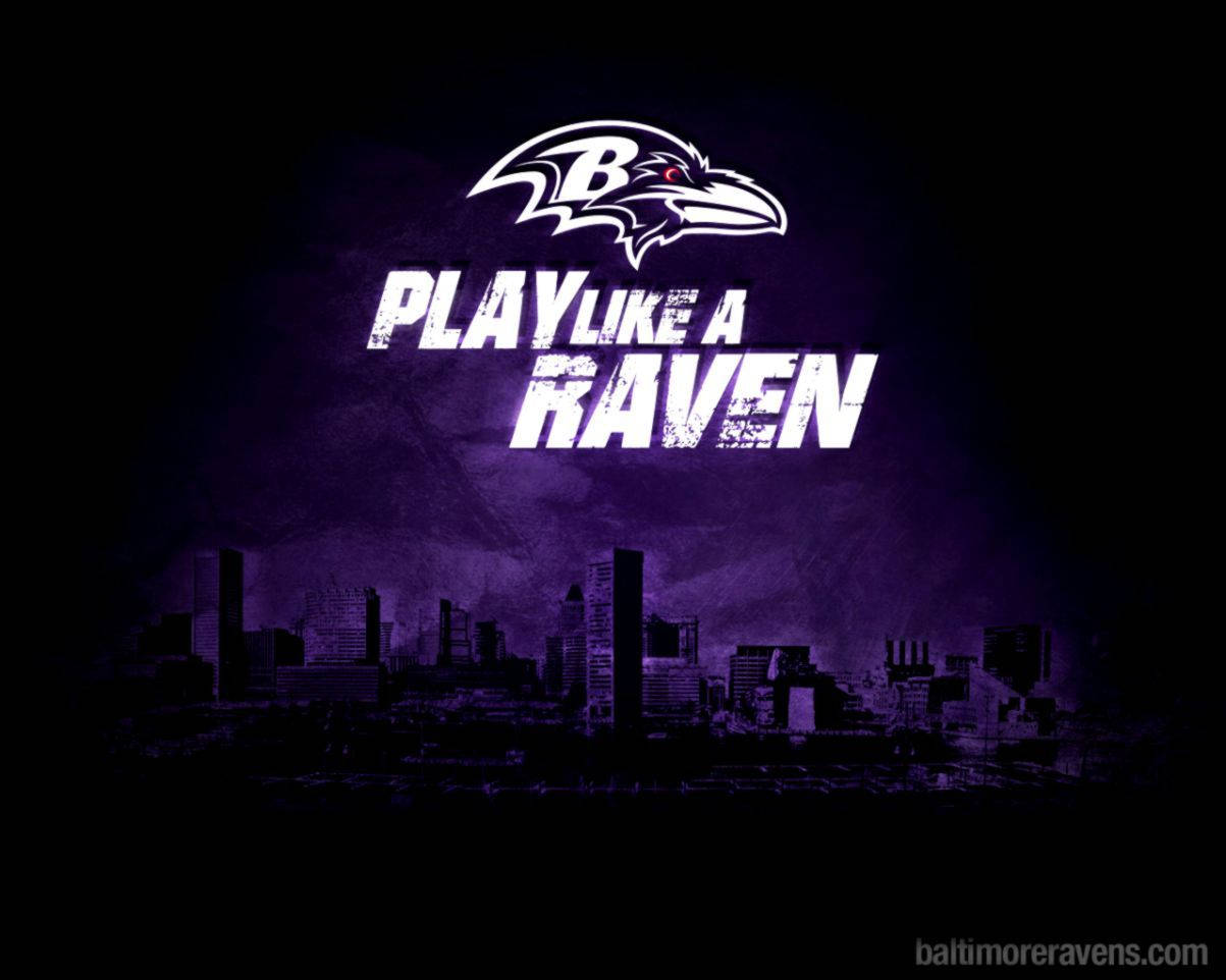 Ravens 桌布 壁紙 — 大膽的巴爾的摩烏鴉隊標誌和口號在深紫色城市天際線剪影上以白色發光。