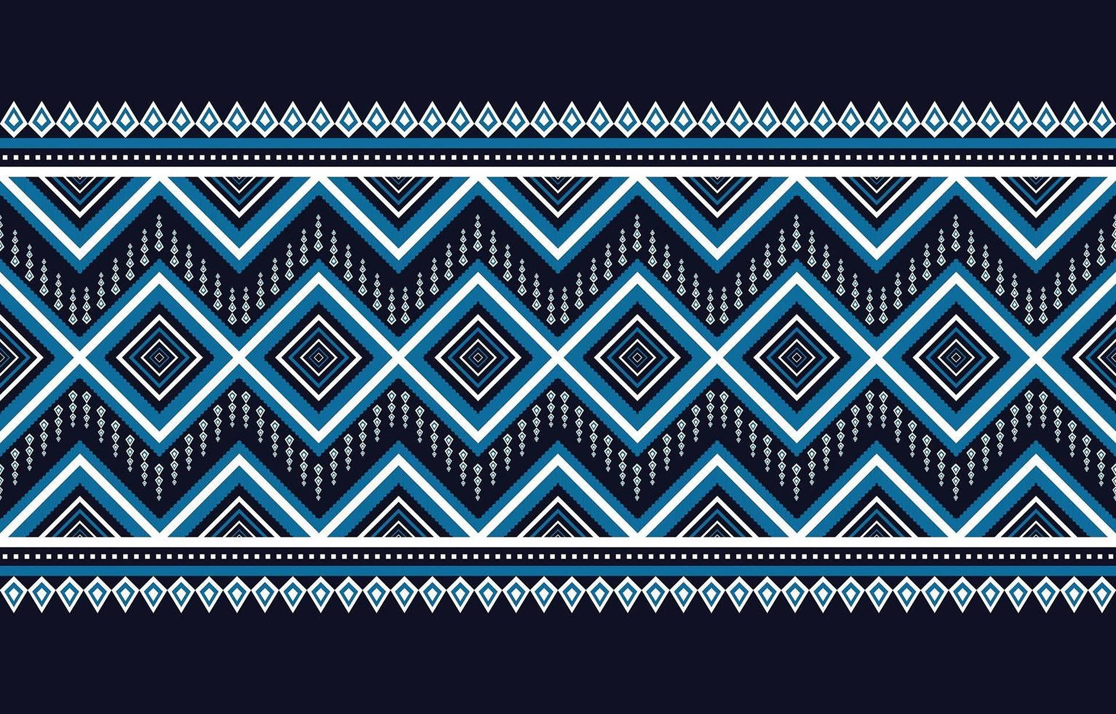 Tribal 桌布 壁紙 — 大膽的幾何部落圖案，在深色背景上重複出現海軍藍、藍綠色和白色的菱形和鋸齒形。