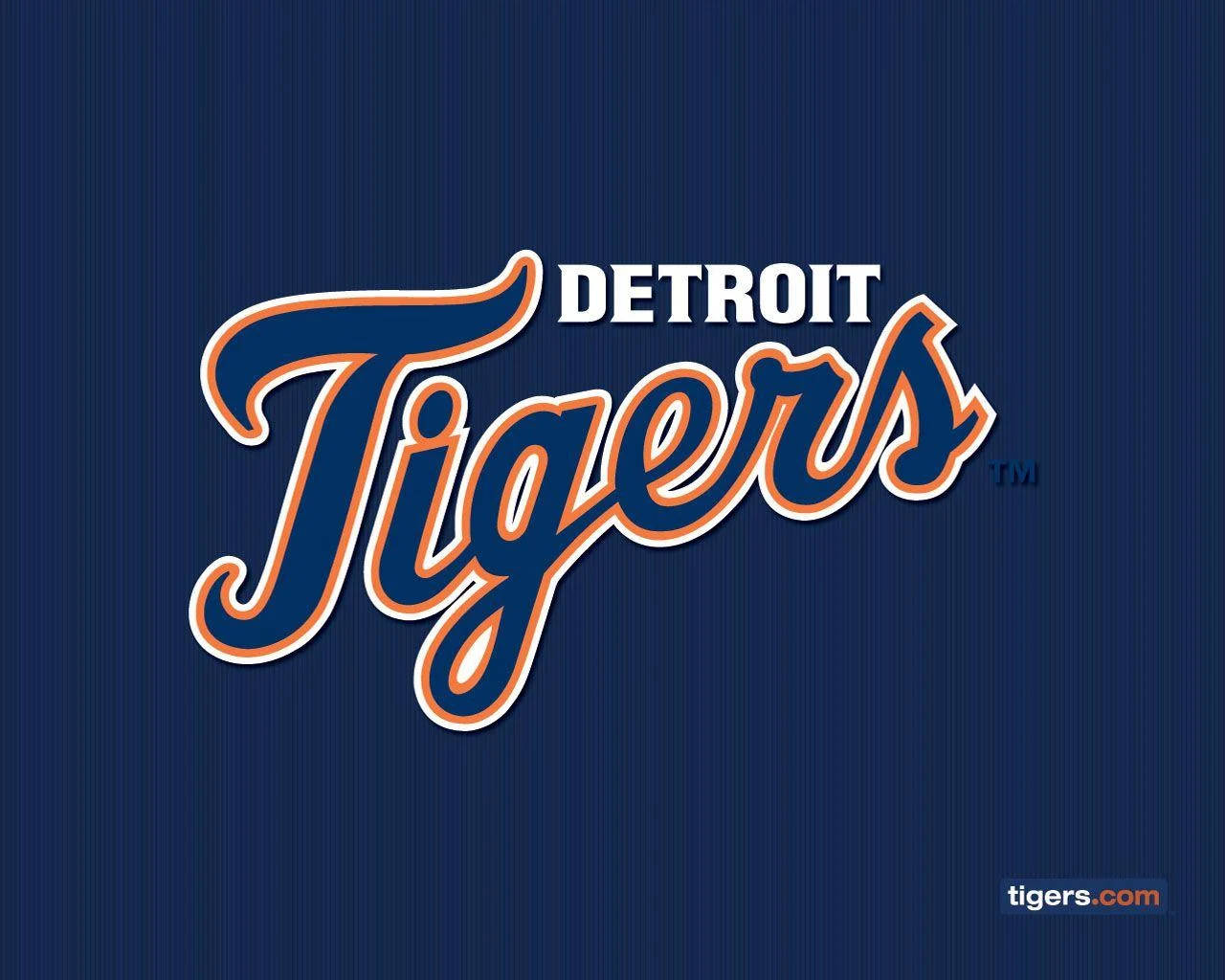 tigers 桌布 壁紙 — 大膽的底特律老虎隊標誌，以海軍藍、橙色和白色字體呈現在有紋理的深藍色背景上。
