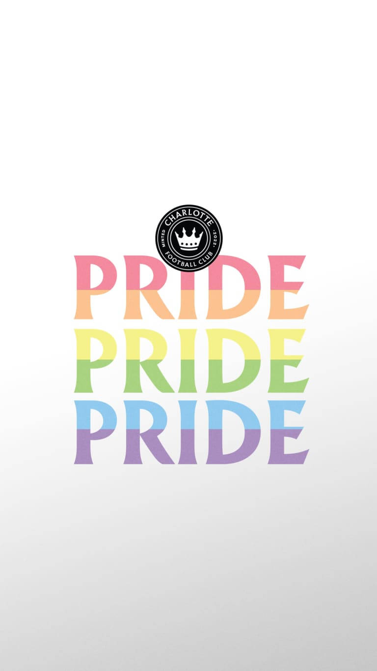 足球 桌布 壁紙 — 大膽的彩虹漸變文字拼出 PRIDE，堆疊三次，上方有夏洛特FC徽章，背景為純白色。