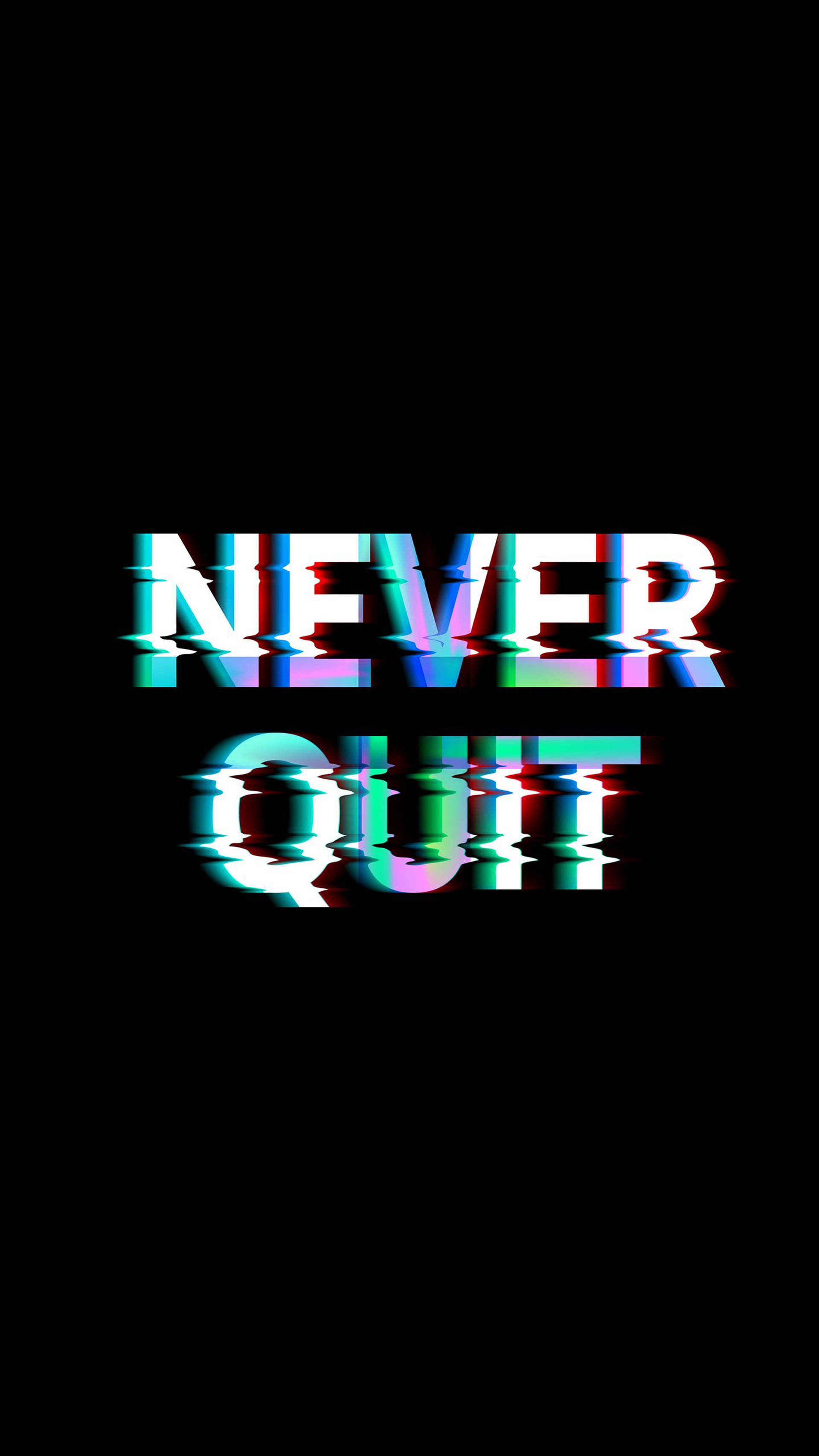 黑色 iPhone 桌布 桌布 壁紙 — 大膽的故障風格文字在黑色背景上顯示「never quit」，並帶有鮮豔的色差效果。
