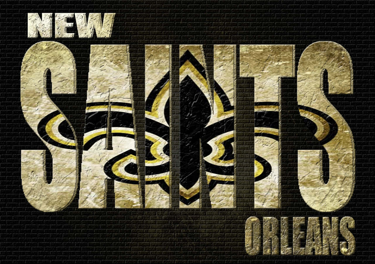 NFL Saints 桌布 壁紙 — 大膽的新奧爾良聖徒隊標誌，金色和黑色的百合花設計蝕刻在紋理磚牆上。