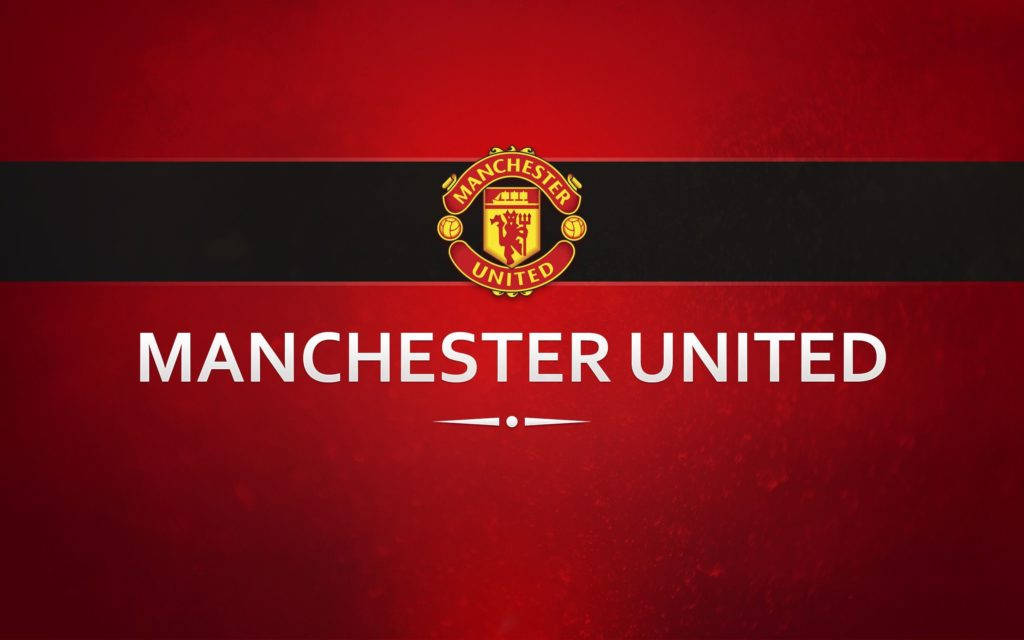 Manchester United Logo 桌布 壁紙 — 大膽的曼聯徽章居中於有紋理的紅黑橫幅上，隊名為白色。