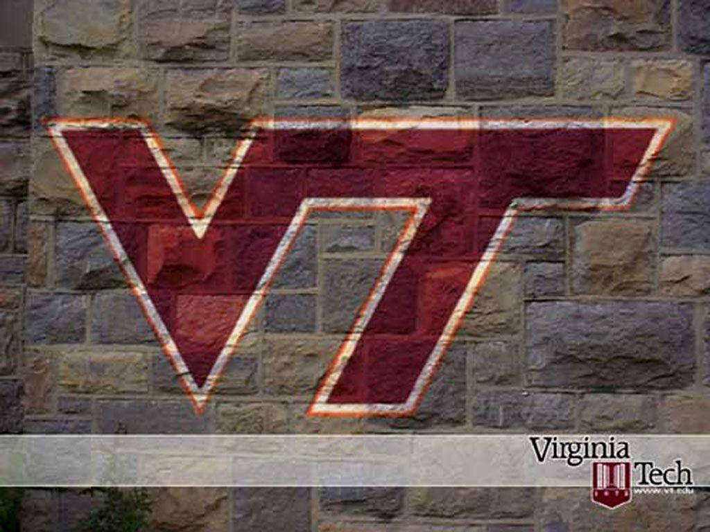 Virginia Tech 桌布 壁紙 — 大膽的栗色VT標誌，白色輪廓，畫在有紋理的灰色石牆上，下方有Virginia Tech文字。