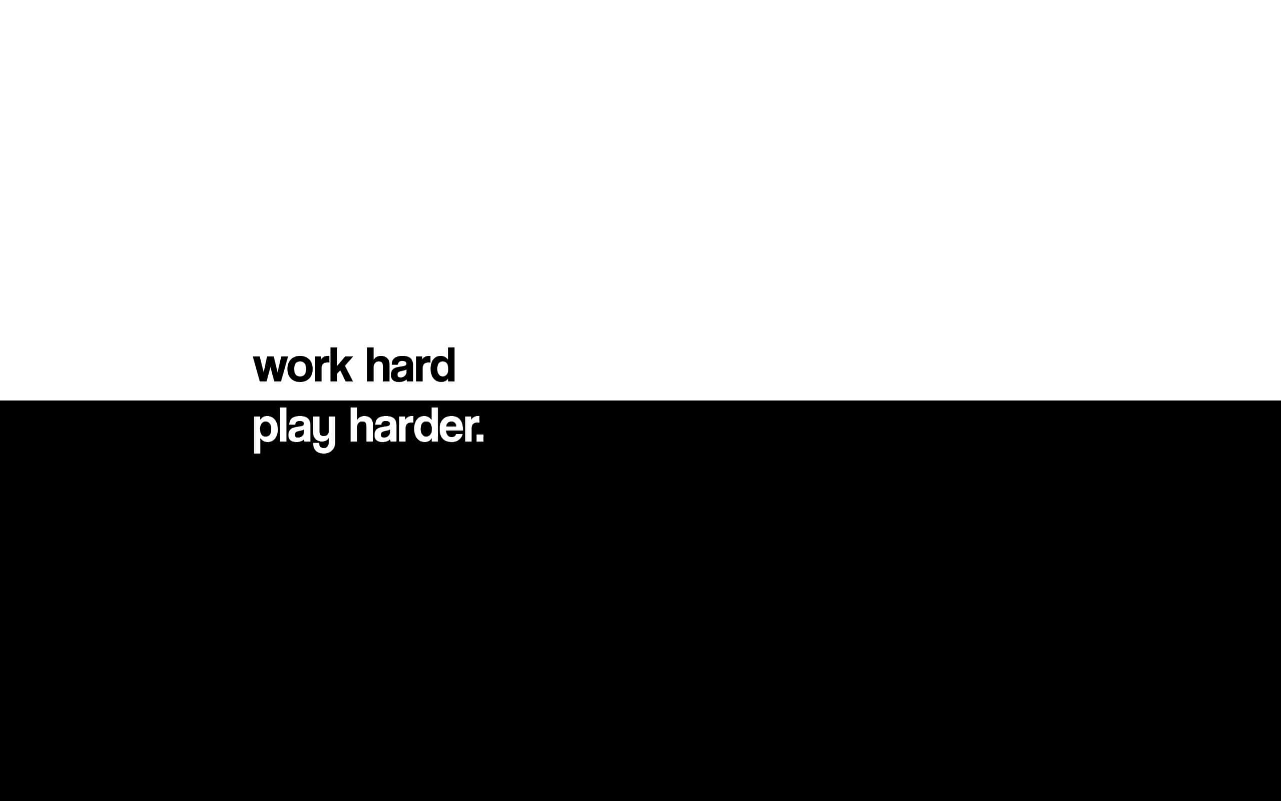 語錄 桌布 壁紙 — 大膽的極簡文字「work hard play harder」橫跨鮮明的黑白水平帶。