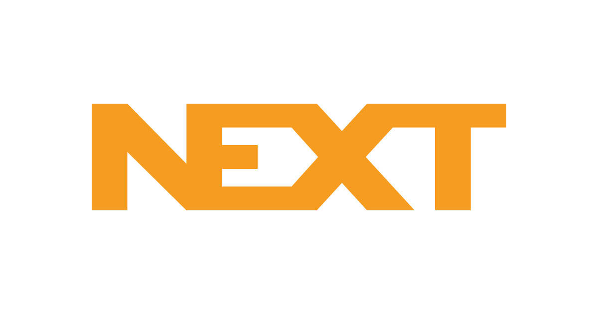 Next 桌布 壁紙 — 大膽的橙色NEXT標誌，採用幾何無襯線字體，居中於潔淨的白色背景上。