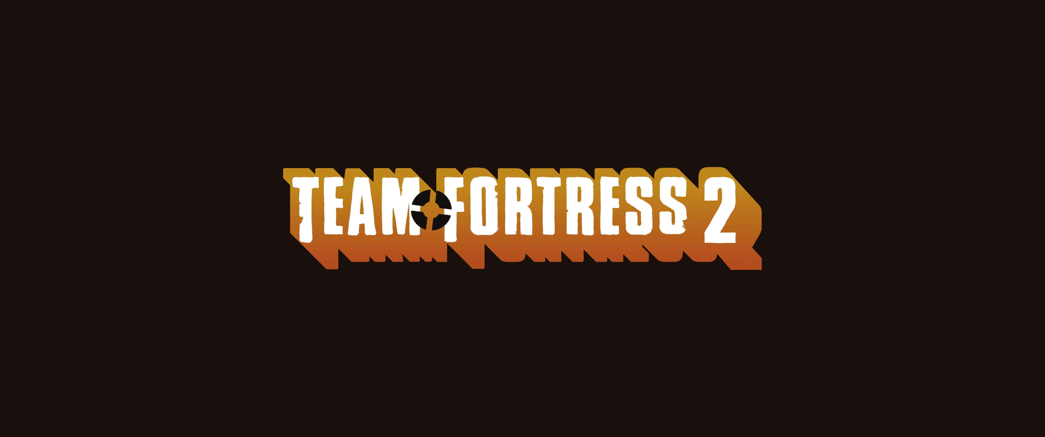 3440x1440p Tf2 桌布 壁紙 — 大膽的橙色和白色 Team Fortress 2 標誌居中在深棕色背景上，文字中有一個風格化的彈孔。