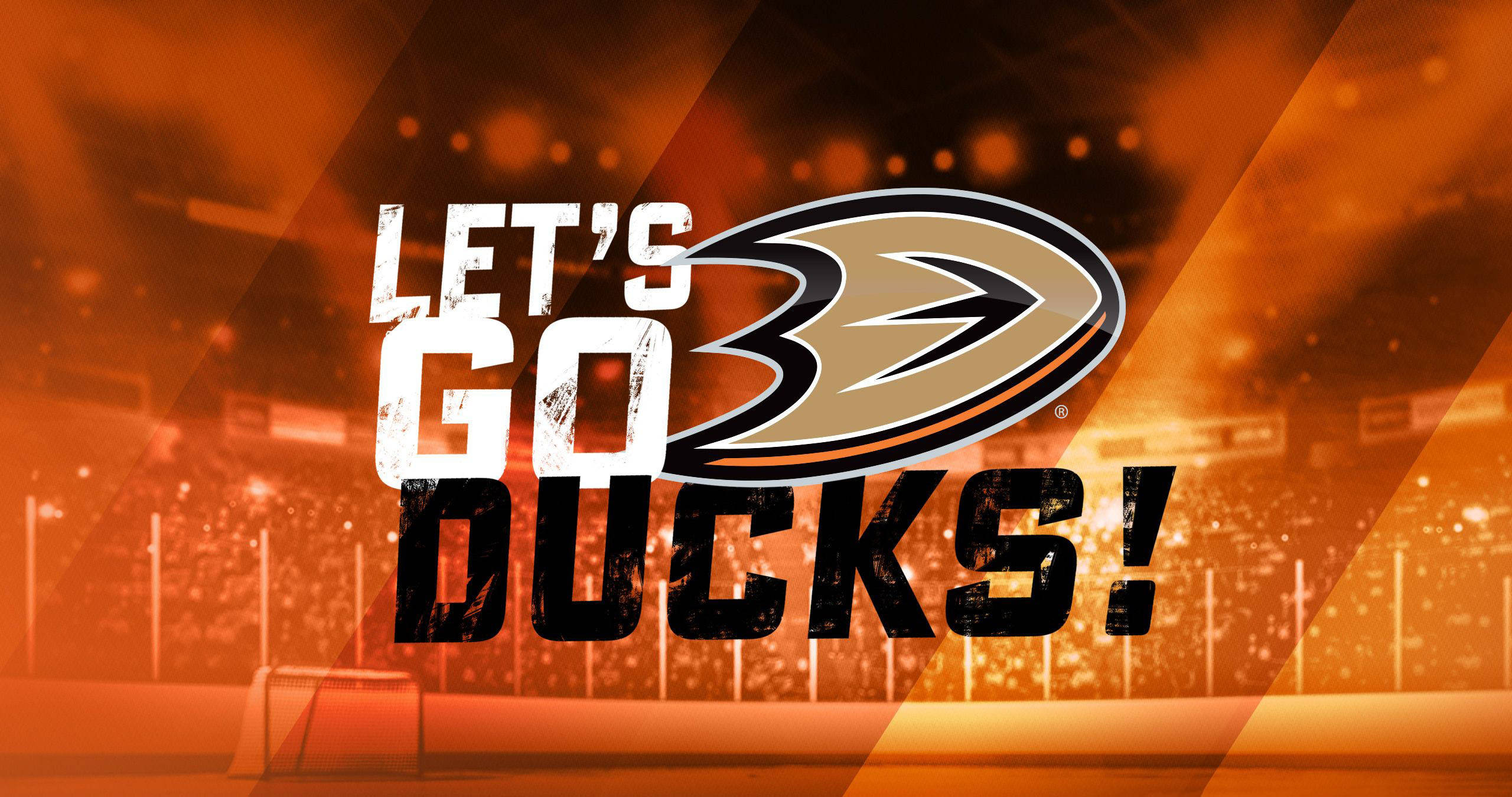 ducks 桌布 壁紙 — 大膽的橙色和黑色 'LET'S GO DUCKS!' 文字覆蓋在模糊的冰球場上，帶有發光的燈光和球門柱。