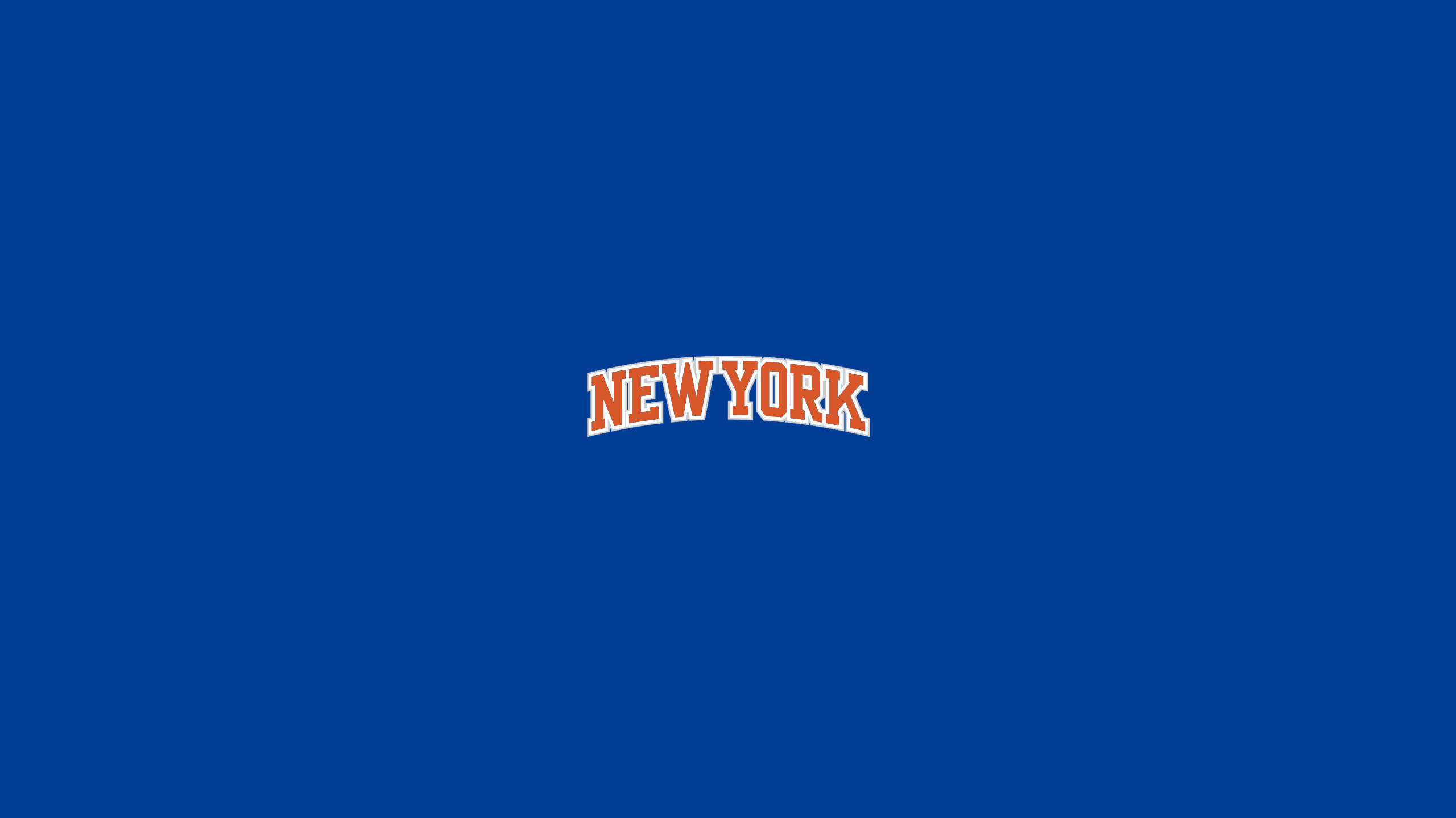 New 桌布 壁紙 — 大膽的橙色拱形「NEW YORK」文字居中在純皇家藍色背景上。