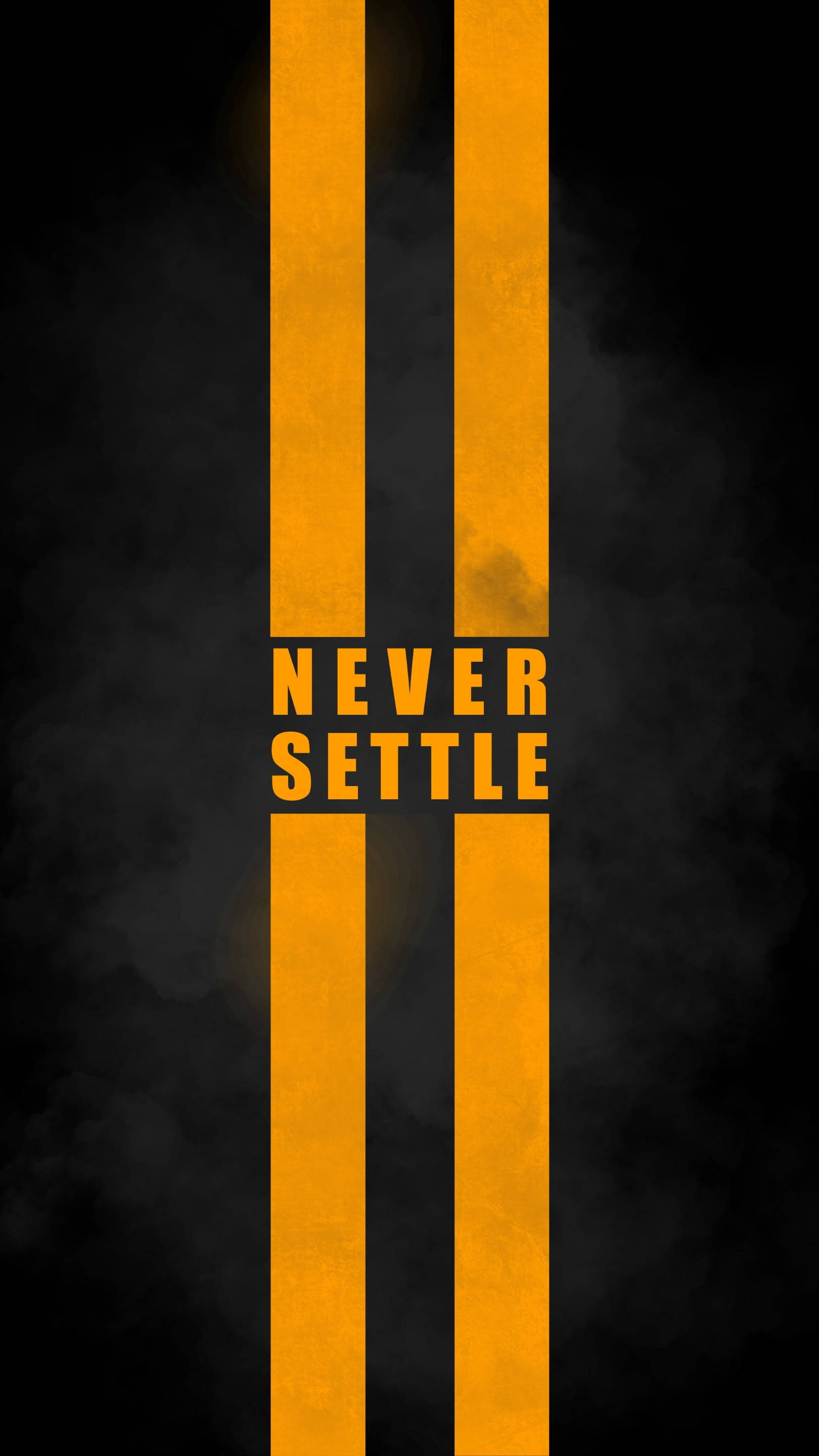 語錄 桌布 壁紙 — 大膽的橙色條紋和文字「NEVER SETTLE」在煙霧般的黑色背景上發光。