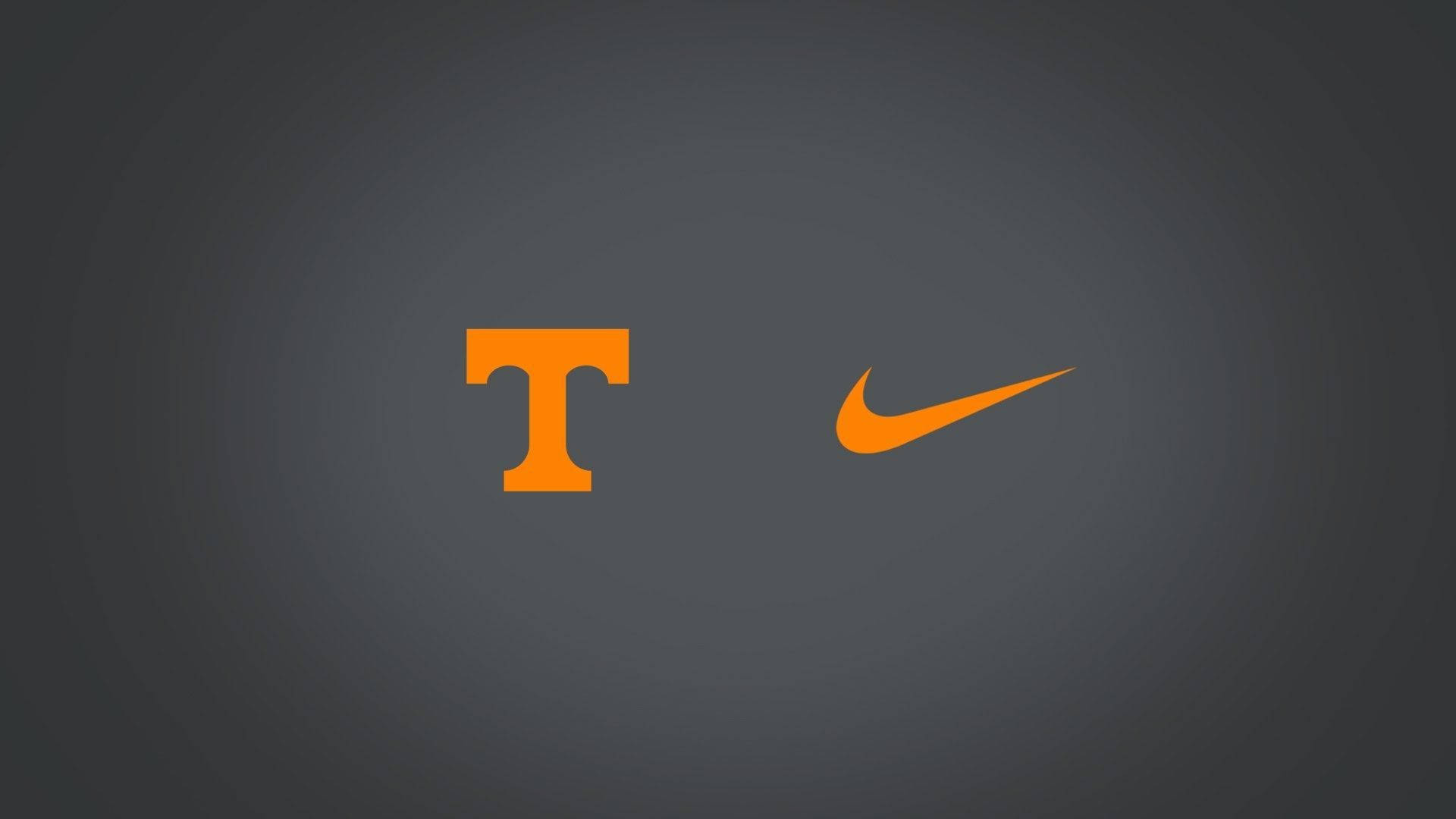 Nike 桌布 壁紙 — 大膽的橙色田納西州 'T' 和 Nike 勾勾標誌，居中於深灰色漸變背景上。