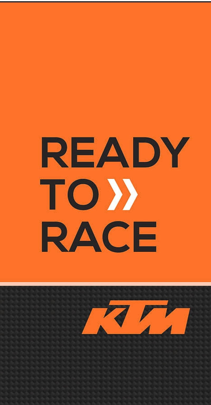 機車 桌布 壁紙 — 大膽的橙色背景，黑色文字寫著「READY TO >> RACE」，上方有碳纖維紋理和橙色KTM標誌。