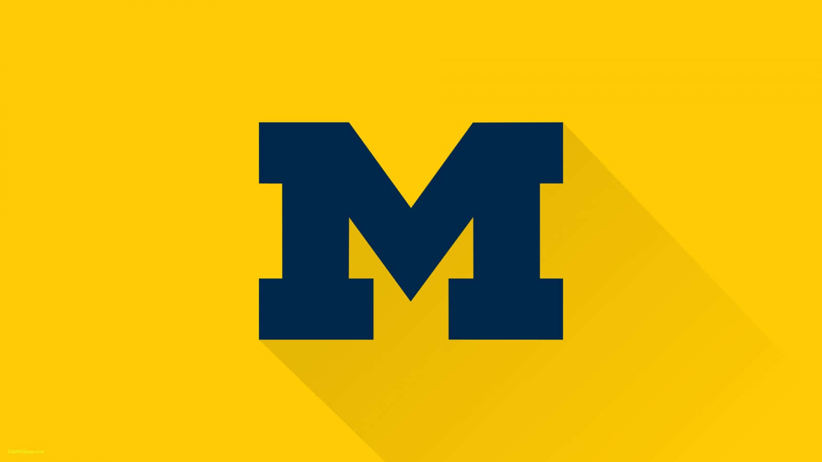 Michigan Wolverines 桌布 壁紙 — 大膽的海軍藍字母M在鮮黃色背景上投下長長的陰影。