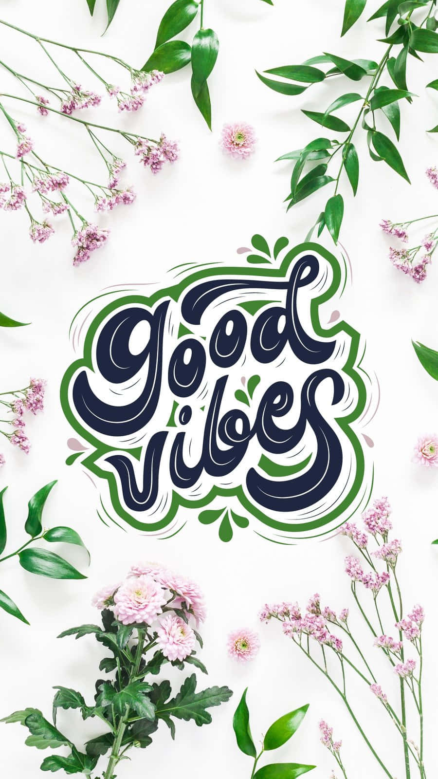 calligraphy 桌布 壁紙 — 大膽的海軍藍色 'Good Vibes' 字體，帶有綠色輪廓，周圍環繞著粉紅色花朵和綠色葉子，背景為白色。
