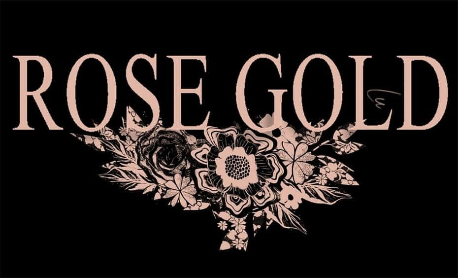 桌布 壁紙 — 大膽的玫瑰金色文字寫著「ROSE GOLD」，上方有相同色調的華麗花卉佈置，襯托在純黑背景上。
