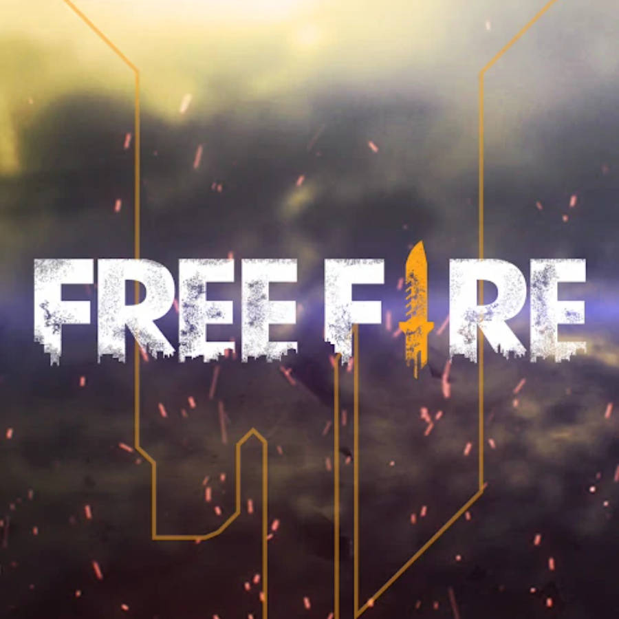free fire banner 桌布 壁紙 — 大膽的白色「FREE FIRE」文字，E 字穿過一支火焰箭，背景是暴風雨的天空，帶有發光的橙色火花和幾何金色線條。