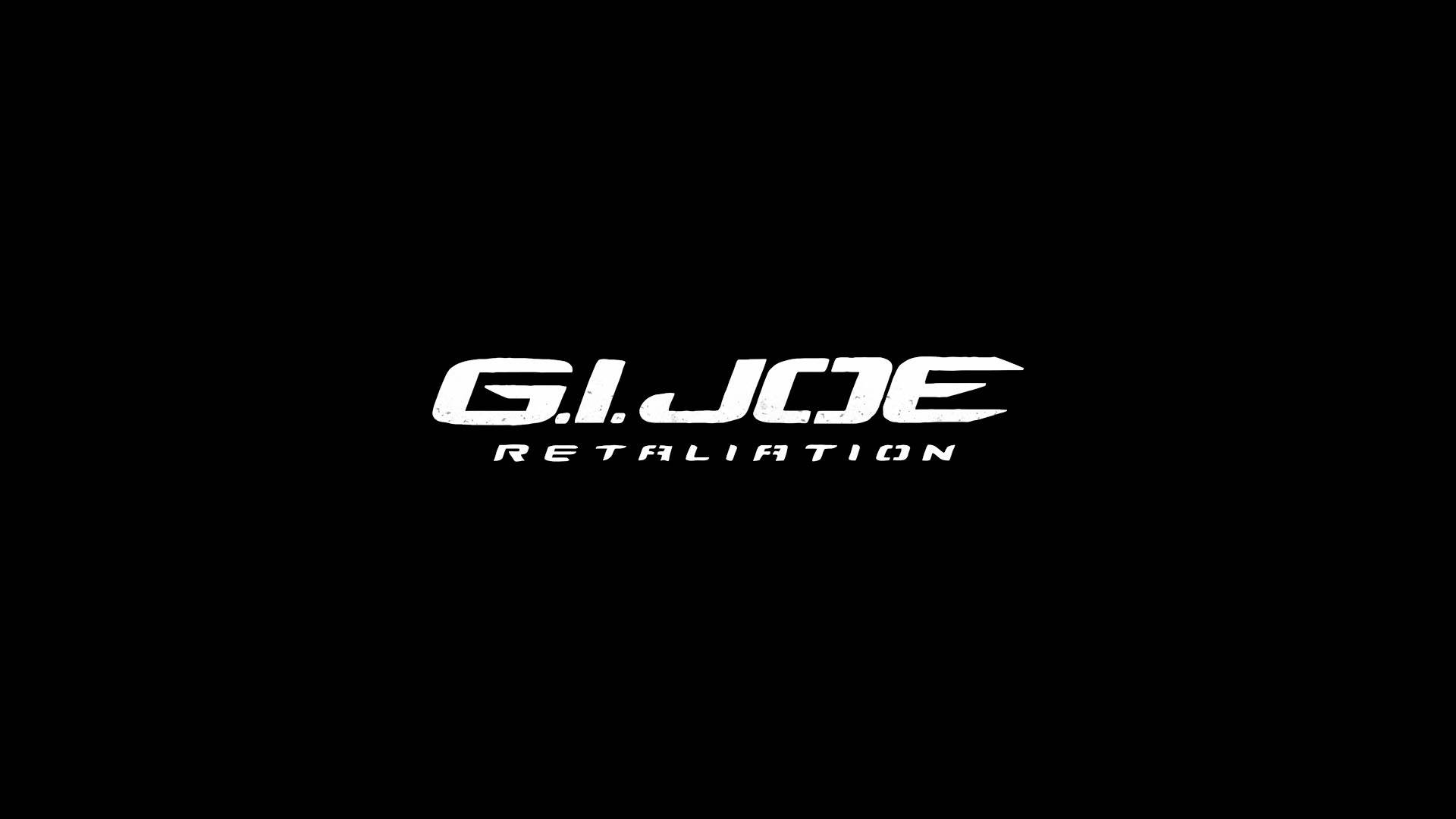 Gi Joe 桌布 壁紙 — 大膽的白色 G.I. JOE RETALIATION 標誌居中於強烈的黑色背景上，帶有磨損的字體。