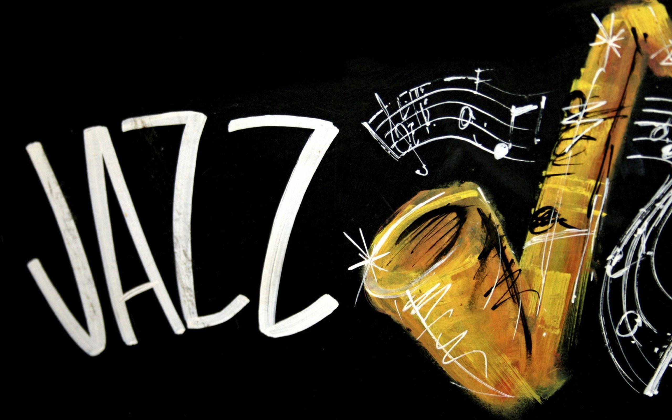 音樂 桌布 壁紙 — 大膽的白色「JAZZ」文字和金色薩克斯風，音符在黑色背景上以表現主義筆觸旋轉。