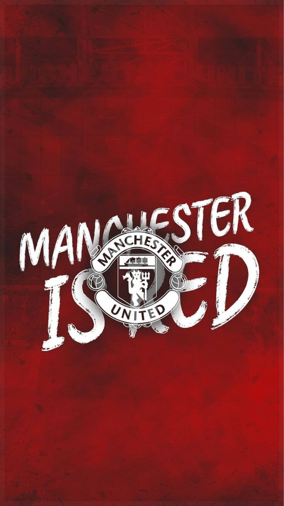 曼聯 桌布 壁紙 — 大膽的白色「MANCHESTER IS RED」文字，俱樂部徽章居中，置於有紋理的深紅色背景上。