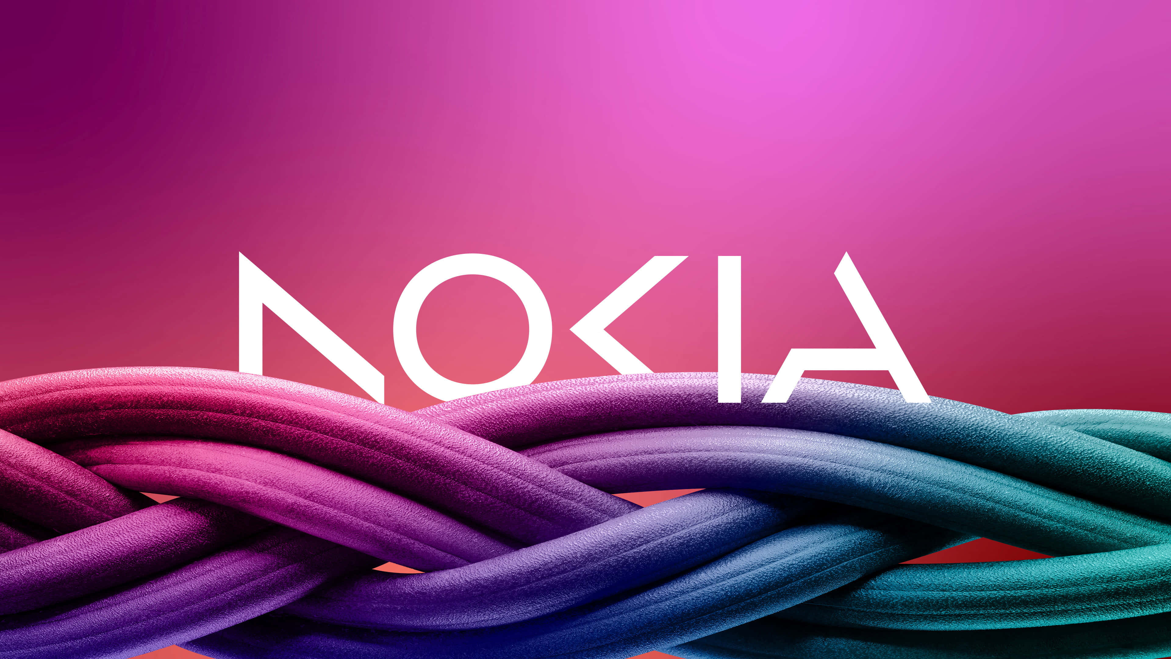 諾基亞 桌布 壁紙 — 大膽的白色 Nokia 標誌漂浮在紫色、藍色和青綠色的編織電纜上方，背景為漸層洋紅色粉紅色。