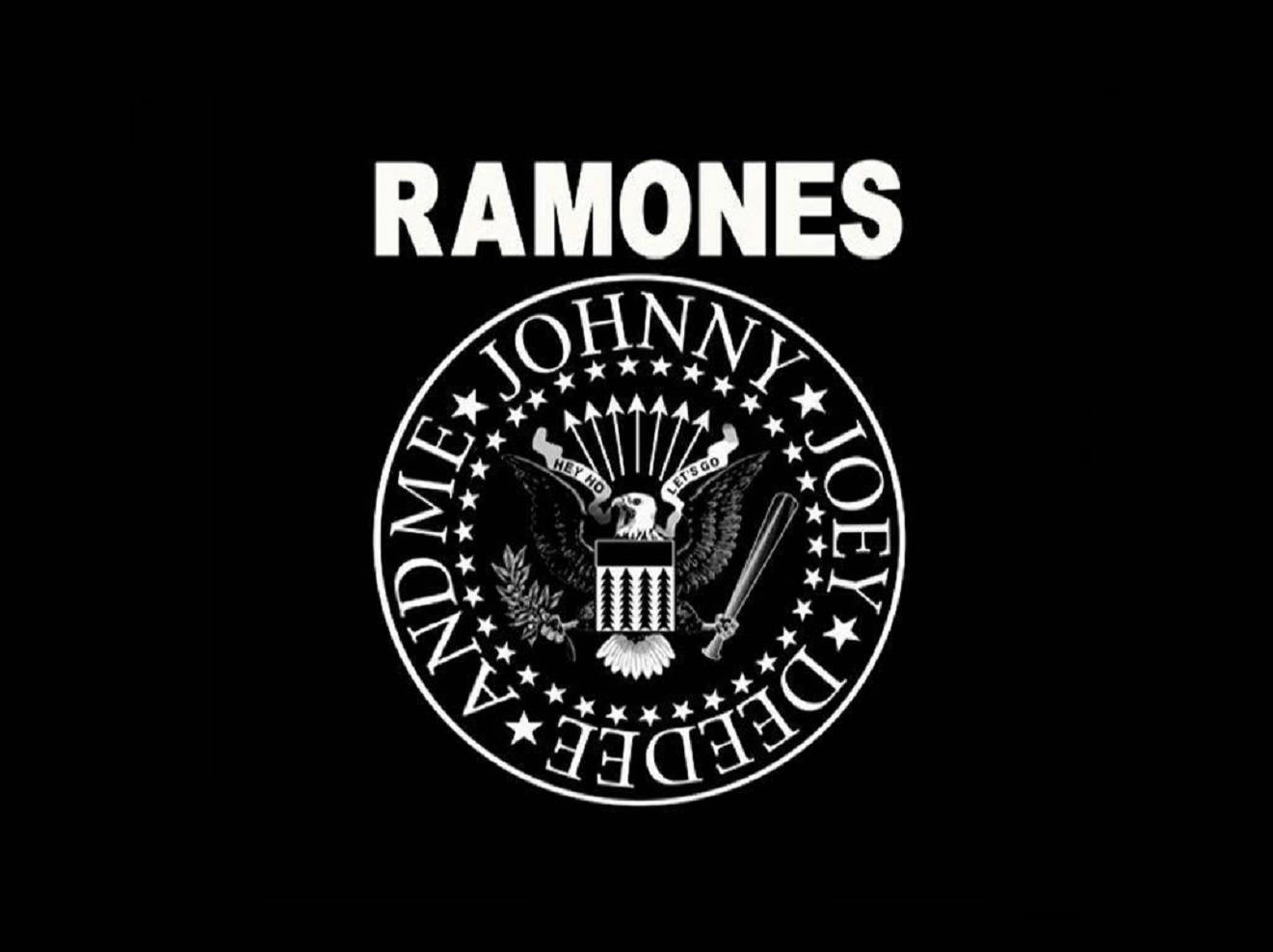 Eagle 桌布 壁紙 — 大膽的白色 Ramones 標誌，帶有鷹和樂隊名稱，黑色背景。