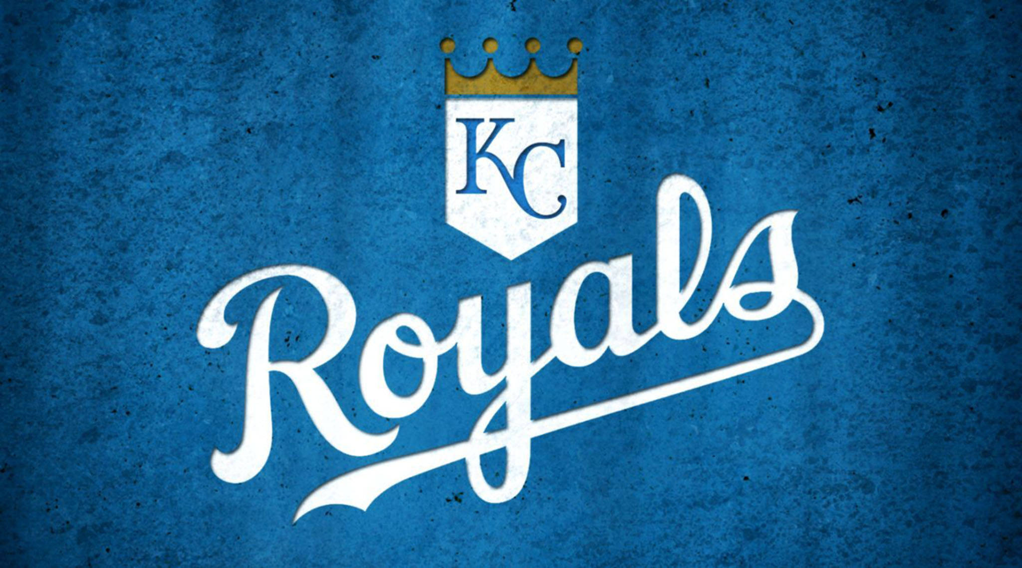 Kansas 桌布 壁紙 — 大膽的白色 'Royals' 字體和帶有金色皇冠的 KC 徽章在紋理藍色背景上脫穎而出。