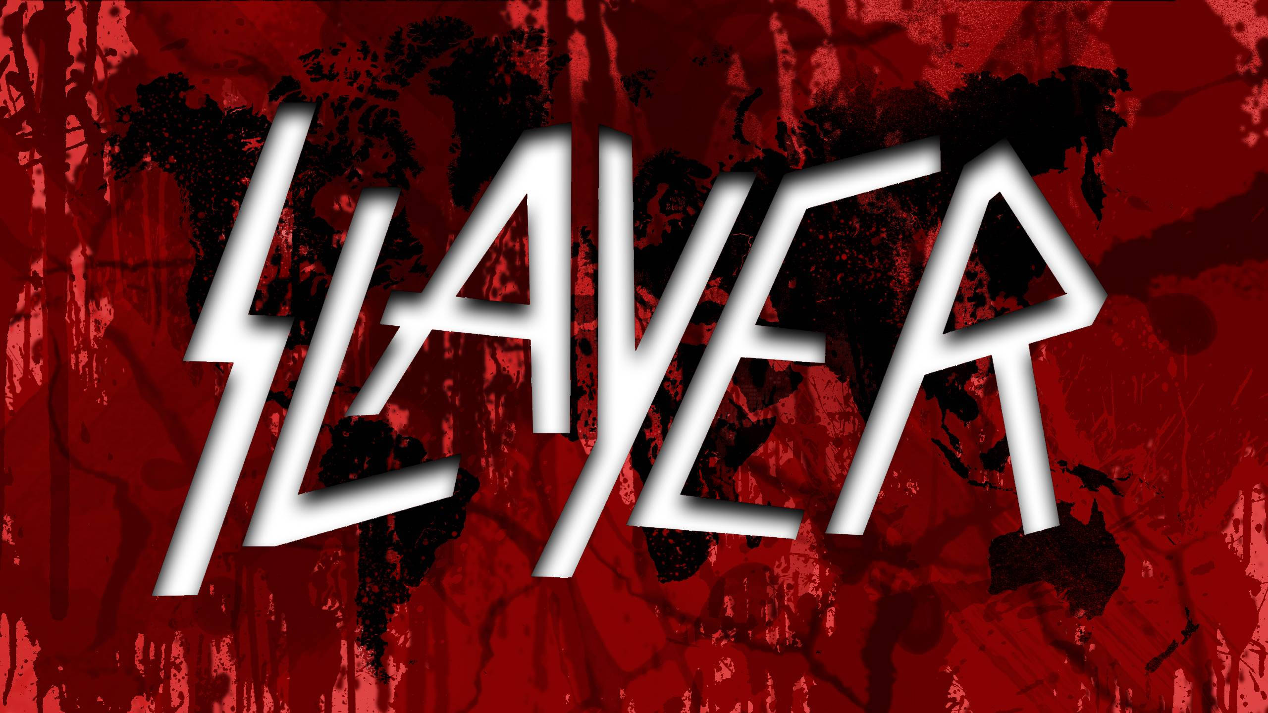 Slayer 桌布 壁紙 — 大膽的白色「SLAYER」標誌劃過混亂的紅色和黑色潑濺背景。