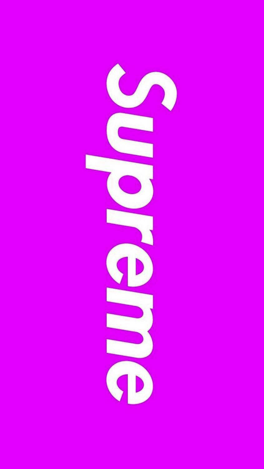supreme aesthetic 桌布 壁紙 — 大膽的白色 'Supreme' 標誌垂直居中在充滿活力的洋紅色背景上。
