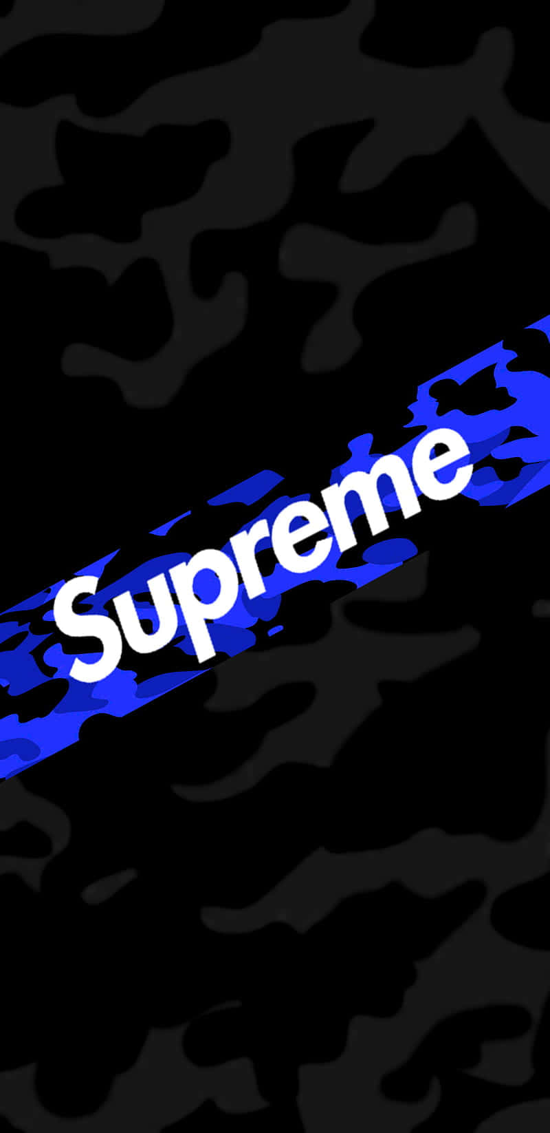 blue supreme 桌布 壁紙 — 大膽的白色「Supreme」標誌斜向切割穿過深色背景上的黑色和藍色迷彩圖案。